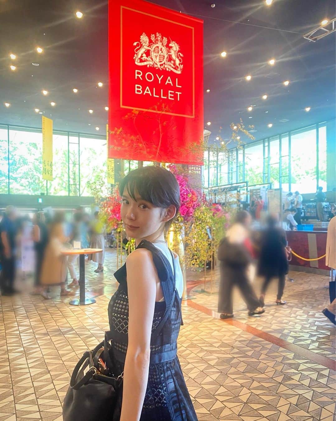 保紫萌香のインスタグラム：「🩰  ・ちいかわのポップアップストア来てる！ その誘いを受けてほぼ部屋着のまま家を飛び出した。 私はそんなにちいかわが好きだったのか…？と考えながら電車に乗り込む。 いざ到着すると、お目当てのキャラグッズに脇目も振らず直行するお客さんたちの中で私は推しキャラすら定まってないことに気づく。 モモンガって性格含めもみに似てるな…と思いモモンガのグッズをいくつか買ったが、私が居ない間にモモンガソックスを厳しく叩き落とすもみが姉によって撮影されていた。  ・さて、この紫陽花はガクアジサイというそうです。花言葉は、謙虚、だそうです。be humble.  ・最近新聞を読むようにしています。 世界や日本で起こっていること、 知っておくべきことや 優しい言葉、胸に留めておきたい言葉にも触れることができます。  ・大学の友人たちと会った。時間がないから少量のもの〜と思いキッズメニューを頼んだらでかかった。 私が存分にふざけられる人たち。 それぞれ環境が変わっても会える回数が少なくなっても大切に想い合えることに泣けた。 大学行ってよかったなと唯一思うのは彼女たちとの出会いがあったことじゃ。  😳👍」