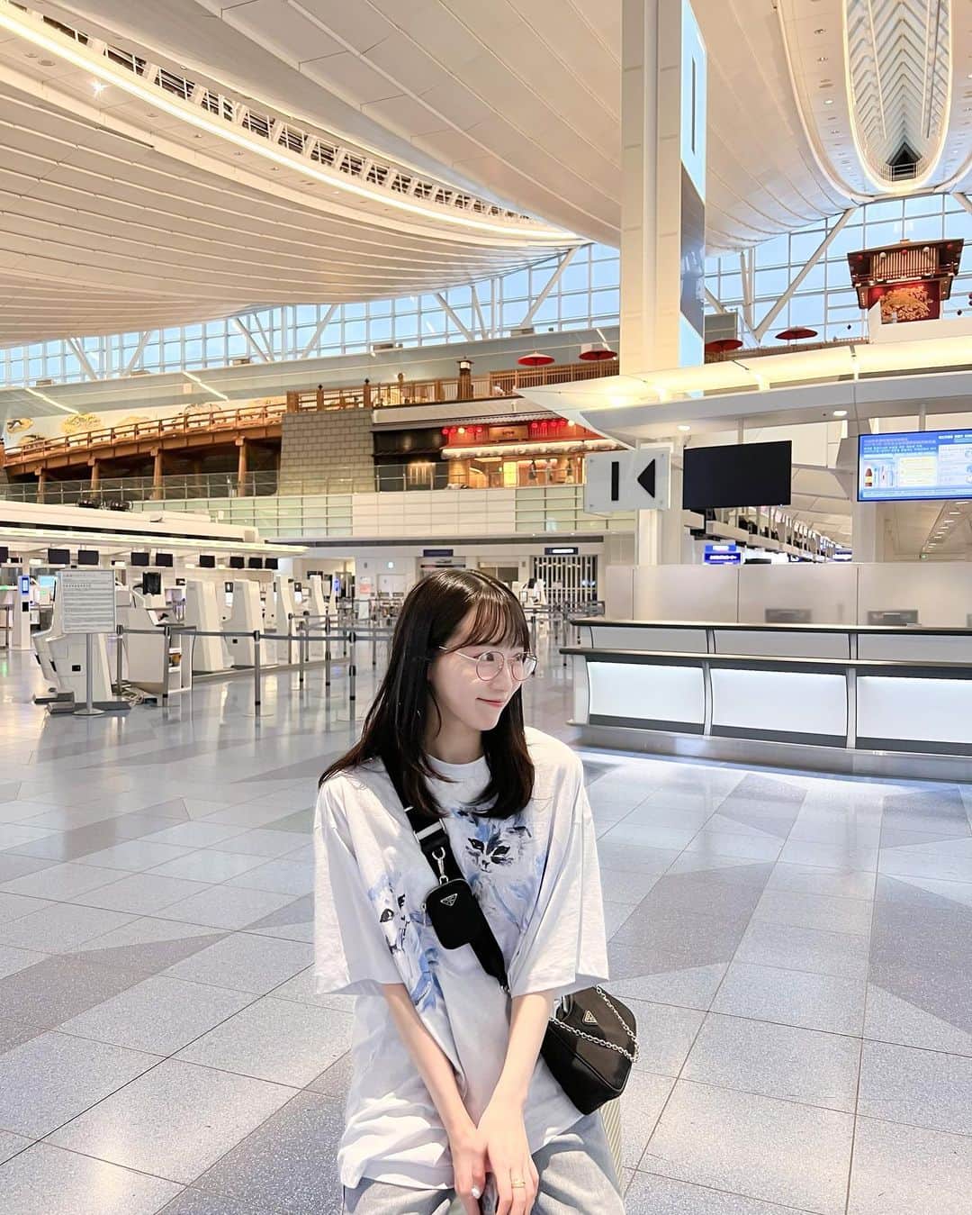 越智ゆらの（ゆらゆら）のインスタグラム：「🛩️🤍🧳💨  Tシャツは誕生日に妹がくれた~ お気に入り」