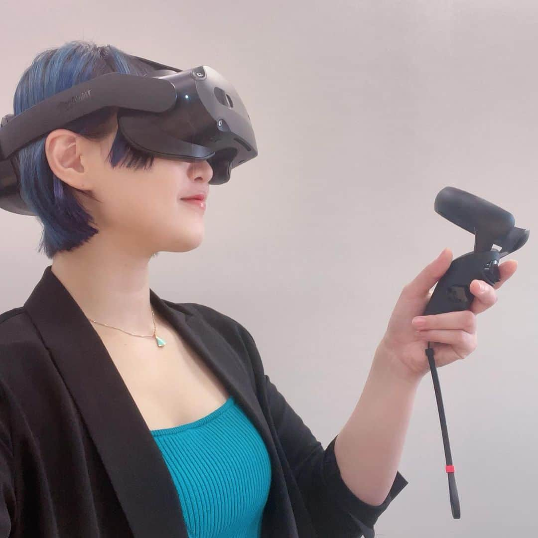 関口愛美のインスタグラム：「8月に発売予定のLenovoのVRデバイスThink Reality VRXを試させて貰いました！ まだ開発中とのことで調整中の機能も色々ありましたが、パススルー機能の綺麗さ&立体視の快適さがかなりずば抜けてました…!!  (パススルー機能はざっくり言うとVRの外側の現実を見たり、ミックスしてARにできる機能です👀)  #thinkrealityvrx #lenovo #vr #virtualreality #metaverse #vrアート #vrart #vrartist #metaverseartist #メタバース #メタバースアーティスト #AR #ARアート #ARアーティスト」