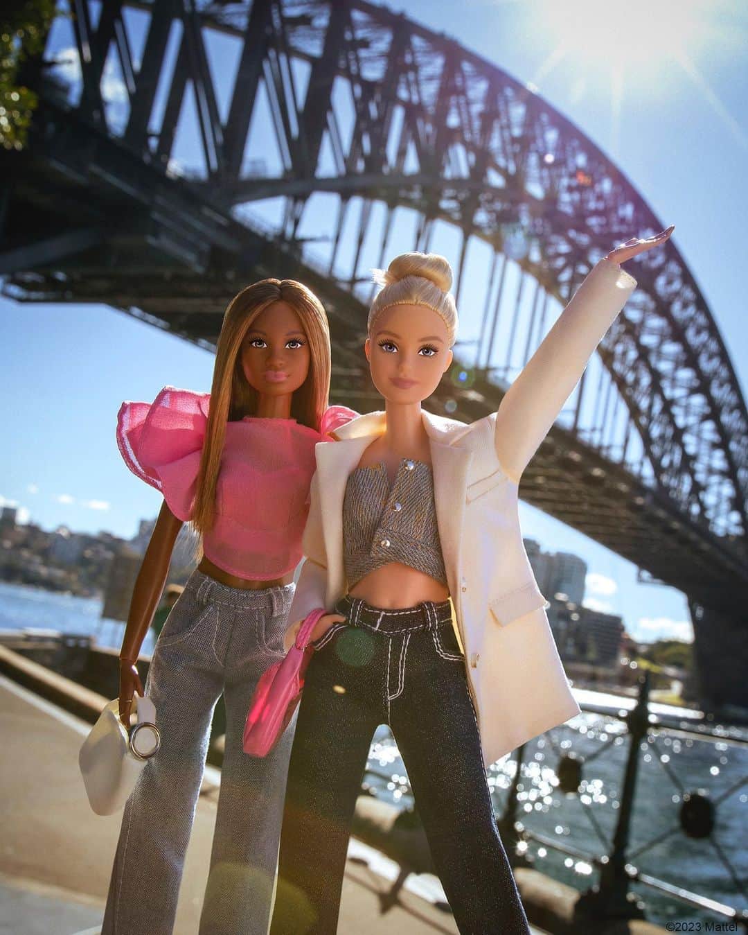 バービーさんのインスタグラム写真 - (バービーInstagram)「Crossing a trip to the Sydney Harbour Bridge off our bucket list. What else should we see while we’re here? Leave your recs down under! ⬇ #BarbieTheMovie #barbie #barbiestyle」7月3日 21時36分 - barbiestyle