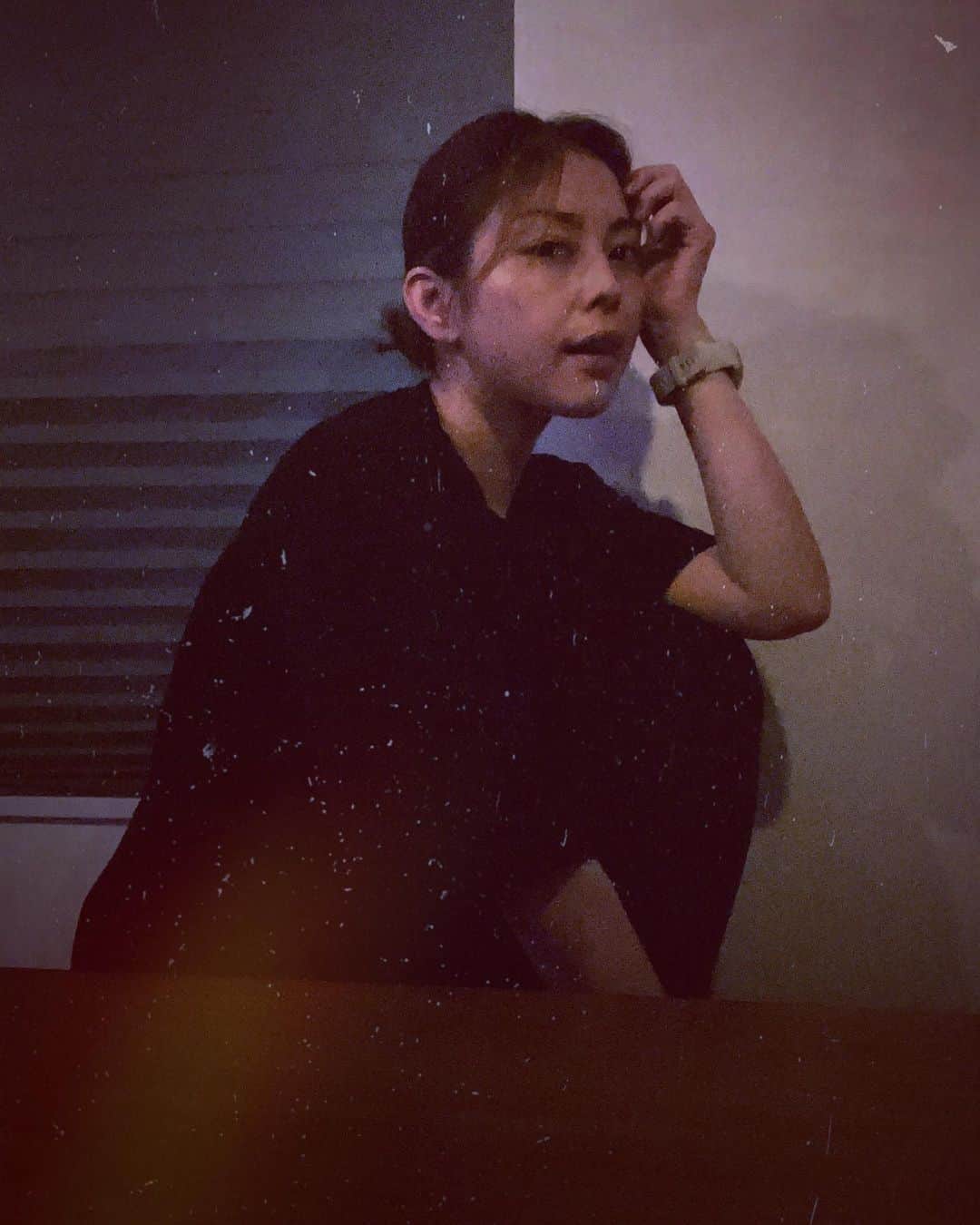 卯水咲流のインスタグラム：「最近夜の電気は暗めにして過ごしてます。 ここ1年でがらっと変わったことは運動することとサッカーを定期的に見るようになったことかな！  元気に過ごしてますよー」