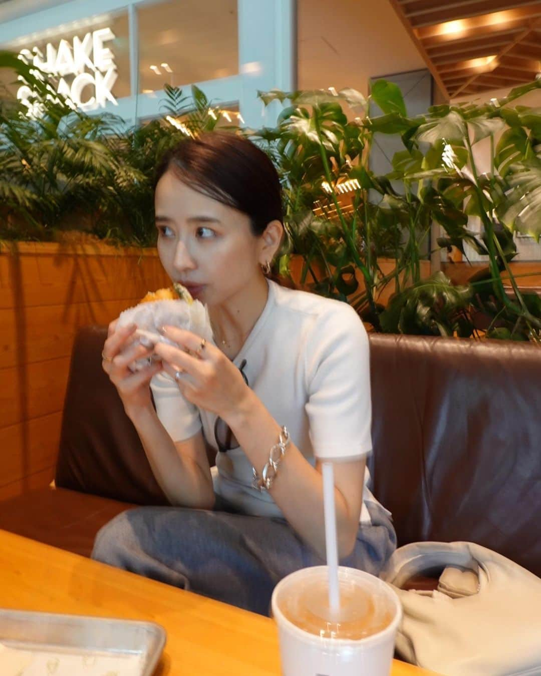 小嶋梨奈のインスタグラム：「前日の寝る間際どうしても食べたくなったSHAKE SHACK 次の日のランチでいただきー♡ たまに食べると沁みるな。最高」