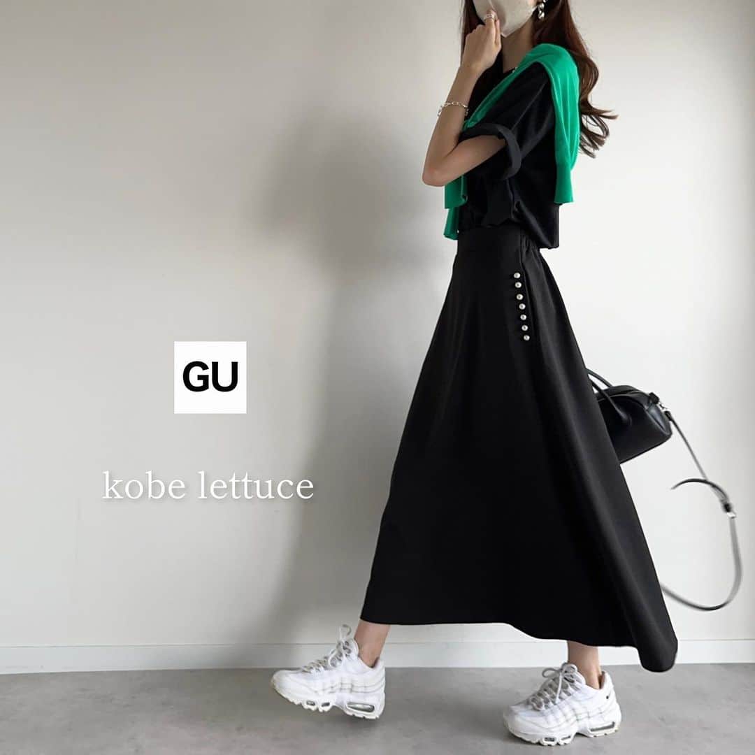 Ces't Mignonさんのインスタグラム写真 - (Ces't MignonInstagram)「ロゴTにパールボタン付きのスカートを😽💓 パール付きのアイテムには相変わらずめっぽう弱い🤦‍♀️💓← 楽な穿き心地できちんと感もあるのが良き🥰！  グリーンのカーディガンを差し色に◎ GUのプライスダウンコーナーで見つけたやつ🫶💓990円になっててこれは使えるなと即決🙋‍♀️  logo tee▶ @rakutenichiba.fashion cardigan▶︎ @gu_global @gu_for_all_ #シアークルーネックカーディガン /Lサイズ skirt▶ @kobe_lettuce #神戸レタス #選べる2丈 パール付きフレアスカート /ロングタイプMサイズ bag▶ @3coins_official  #高身長コーデ#大人女子#アラサーコーデ#きれいめカジュアル#大人カジュアル#潮流#时尚#ootd#着回しコーデ#着まわしコーデ#骨格ウェーブ#イエベ#プチプラコーデ#プチプラファッション#ジーユーコーデ#ジユジョ#gumania#カーディガン#ロゴT#30代ファッション#神戸レタスアンバサダー#レタジョ#スニーカーコーデ#白スニーカー#nike」7月3日 21時49分 - cestmignon_mau