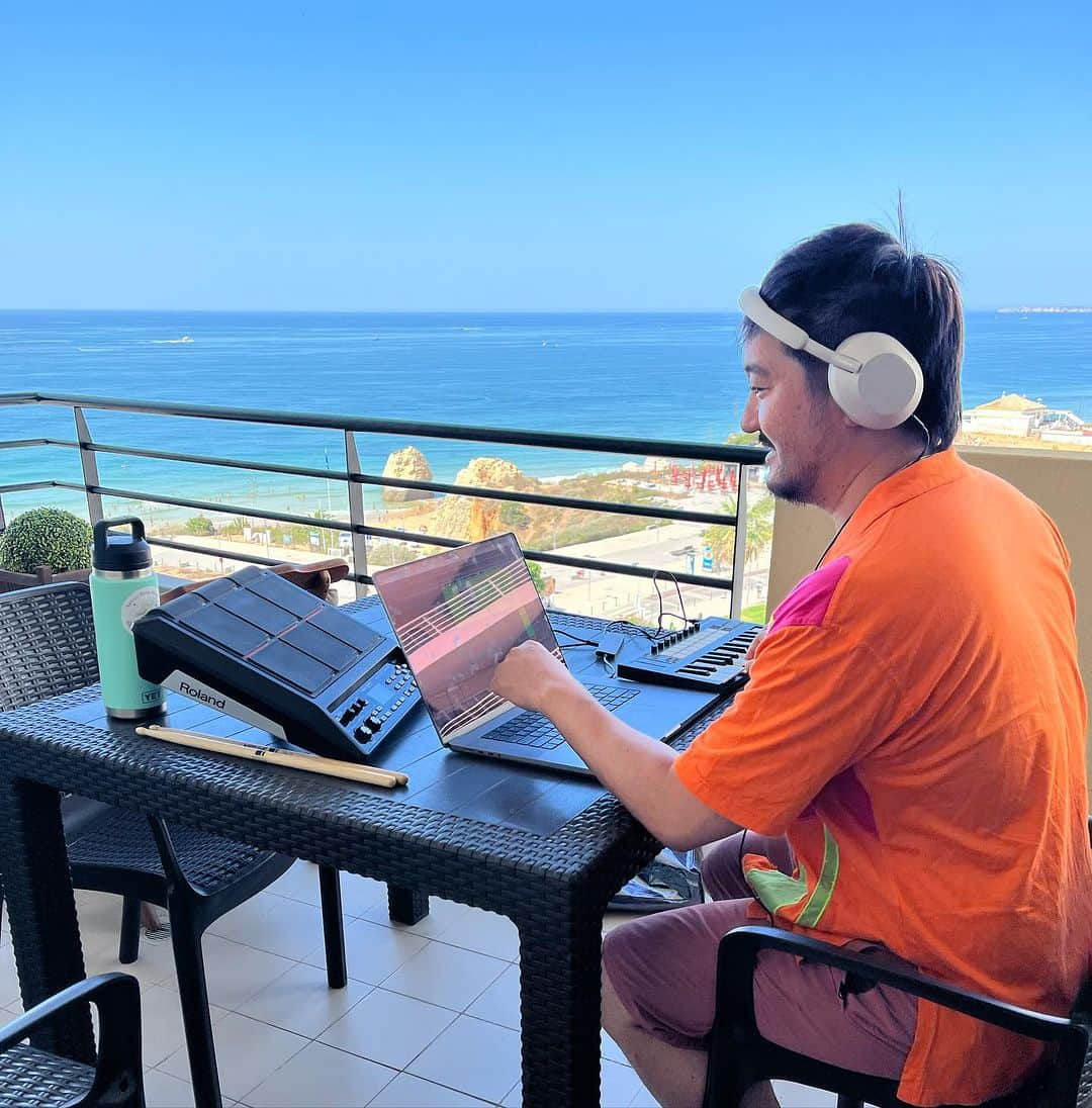 Kishi Bashiのインスタグラム：「“Asian man chopping samples at the beach” is the best stock photo caption I could come up with. Can you do better?    see you in Athens @rockwavefestival on Saturday!!  #asianman #remotework #samples #beach #portugal #portimão」