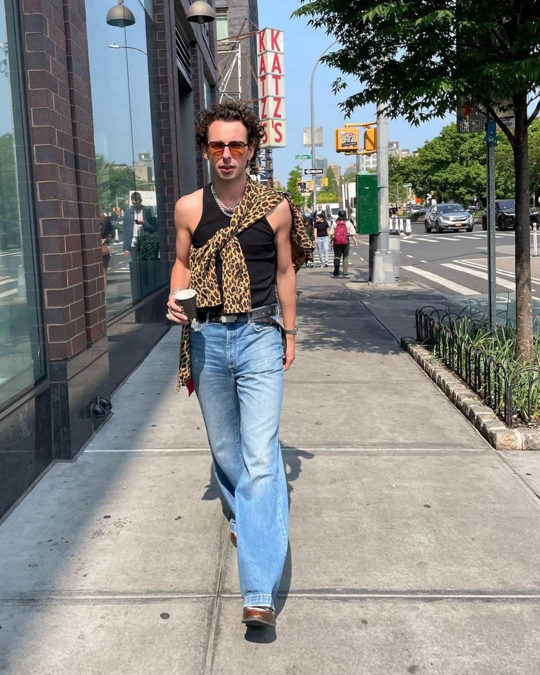RE/DONEのインスタグラム：「@eddie_wailes wears the RE/DONE Men’s 50s Straight Bottom Shirt in Leopard #myredones」