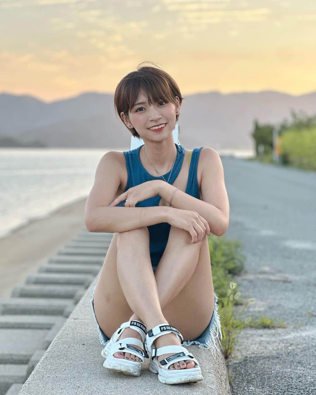 小坂田純奈のインスタグラム：「瀬戸内海の島のロケーションが神すぎる❤️‍🔥  夕陽と海が本当に綺麗すぎて感動した🥹  #ショート女子 #旅行好き女子 #旅行好き #四国旅行 #四国観光 #しまなみ海道 #高根島 #グラビア #グラビアモデル #グラビアアイドル #グラドル #グラビアタレント #モデルタレント」