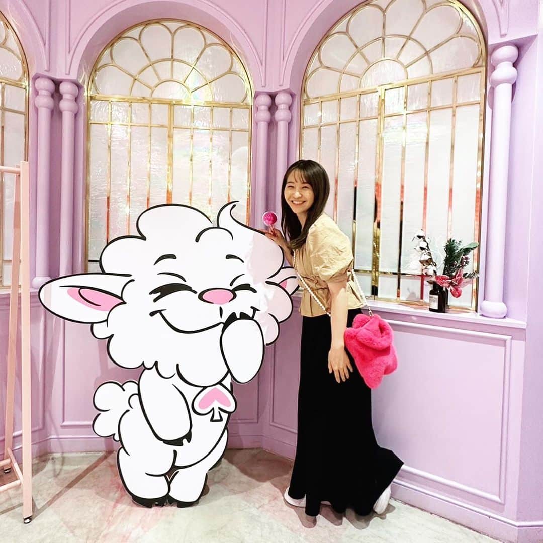 袴田彩会のインスタグラム：「全てがピンクの可愛いカフェ💓 1枚目の写真、私とキャラクターの顔が似てる気がする😇 韓国は可愛いカフェがたくさん♪  @royalmeltingclub_hara  고맙습니다💕  #ソウル #ソウルグルメ  #ツアーウェーブ」