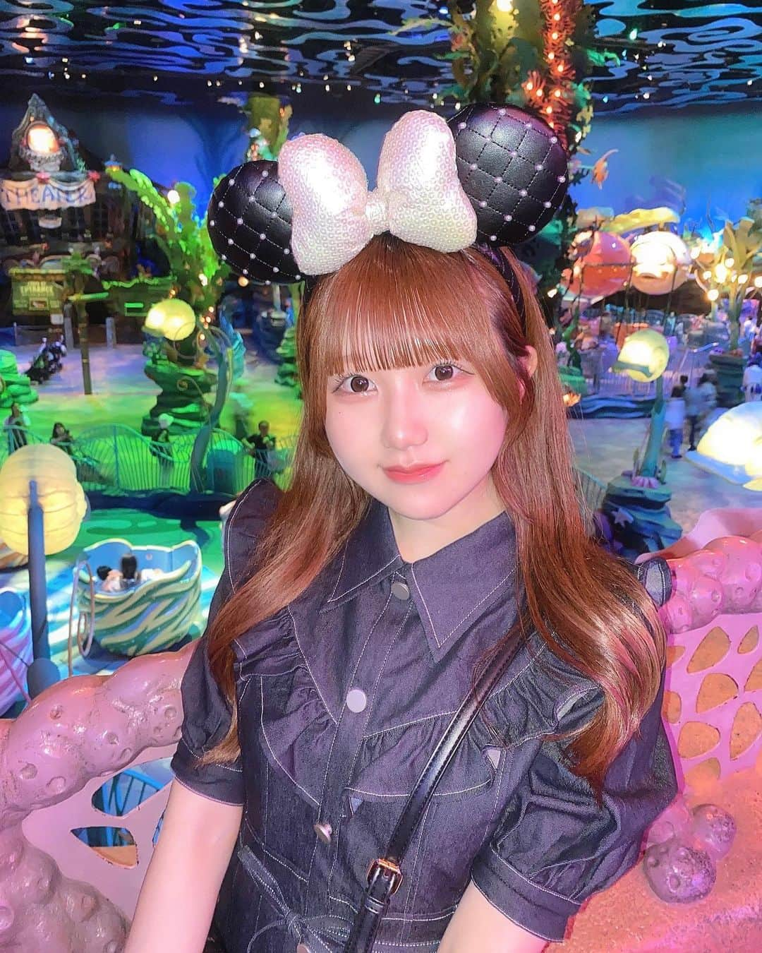 楠木しゅりのインスタグラム：「☾︎  . . .  #tds #ディズニーシー #ディズニーフード #ディズニーコーデ  #ディズニーカチューシャ #ワンピースコーデ #デニムワンピース #tittyandco #夏服コーデ #ロングヘアアレンジ #アイドル前髪 #自撮り女子 #今日のコーデ #いいね返し #ootd #japanesegirl #instagood」