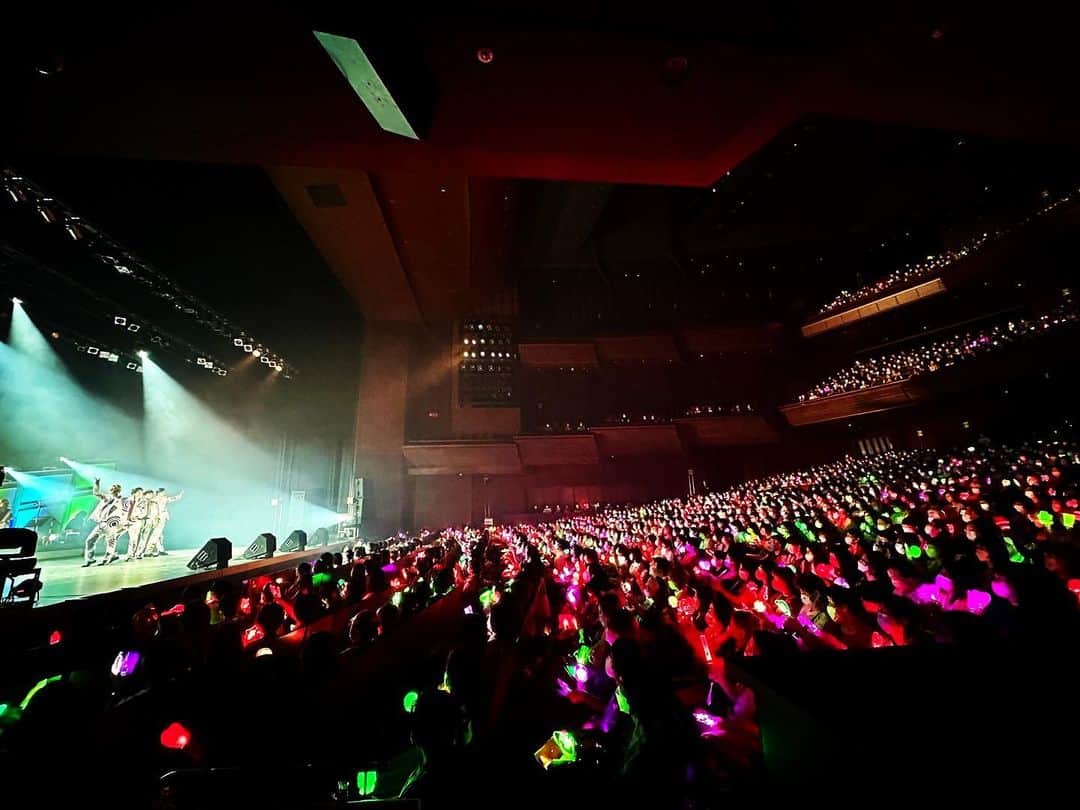 のインスタグラム：「💜❤🧡💚 本日の純烈は… ｢純烈コンサート2023 なんてったってスーパー銭湯アイドル！｣ @東京・J：COMホール八王子   お越しいただいた皆さま、バンドメンバーの皆さま、スタッフの皆さま！ ありがとうございました😊✨️  少し久しぶりのツアー みなさんの熱気が会場を包んでいました！  そして今夜23:10〜 📺ABCテレビ｢なるみ・岡村の過ぎるTV】 に #酒井一圭 が出演💜 ご覧いただける方はぜひ！  それでは、明後日の大宮ソニックシティもよろしくお願いします👍」
