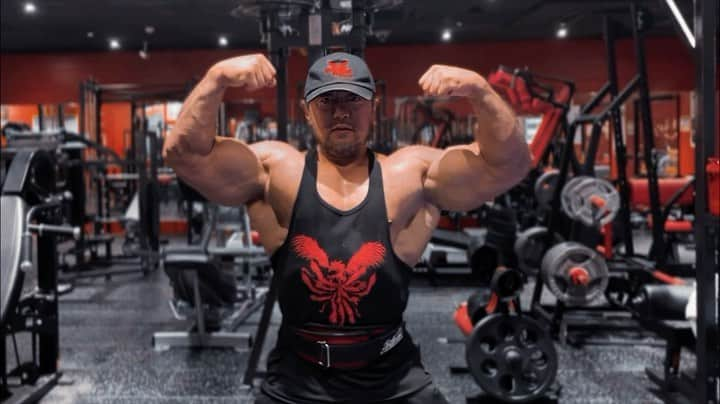 鈴木克彰のインスタグラム：「2023/7/2 Ultimate bulk up season🔥Bulk Up 70%🔥　体重110KG辺りが自分のキッツイ壁~ 7月いっぱいラストスパート 予告予定通り~ 過去最高に一回り更に 引き上げます👍  今期目指した目標のいくつかは~   背中を広げたとき、ウェストの倍の広さ   頭と同じぐらいの肩&腕のサイズ  ウェストと同じサイズの大腿部の太さ  これを盛って創ってから コンテストに向けて深くバリバリに刻んで 仕上げて行きます。💪😊🔥  Deja vu, dreams come true  I see my soul inside of you✨  ✨2023/10/15 THE ROAD TO IFBB ELITE PRO WORLD CHAMPIONSHIPS🔥ARNOLD CLASSIC EUROPA 🇪🇸  ✨2023/11/17〜19 THE ROAD TO IFBB ELITE PRO WORLD CHAMPIONSHIPS🇵🇹 Portugal✨  #百戦錬磨 #歴30年は伊達じゃ無い  #世界制覇 #大胸筋 #ポージング  #大胸筋トレ   #ifbbnationalchamp  #ifbb #ifbbelitepro #ifbbエリートプロ   #ボディビル #bodybuilding #workout #muscle #training #phsique #エンサヨジャパン #エンサヨ #ファインラボ #ファインラボフィット #サプリメント #ワークアウト #ダイエット #diet #筋トレ  #ボディビルダー  #ifbbfamily #arnoldclassiceurope」