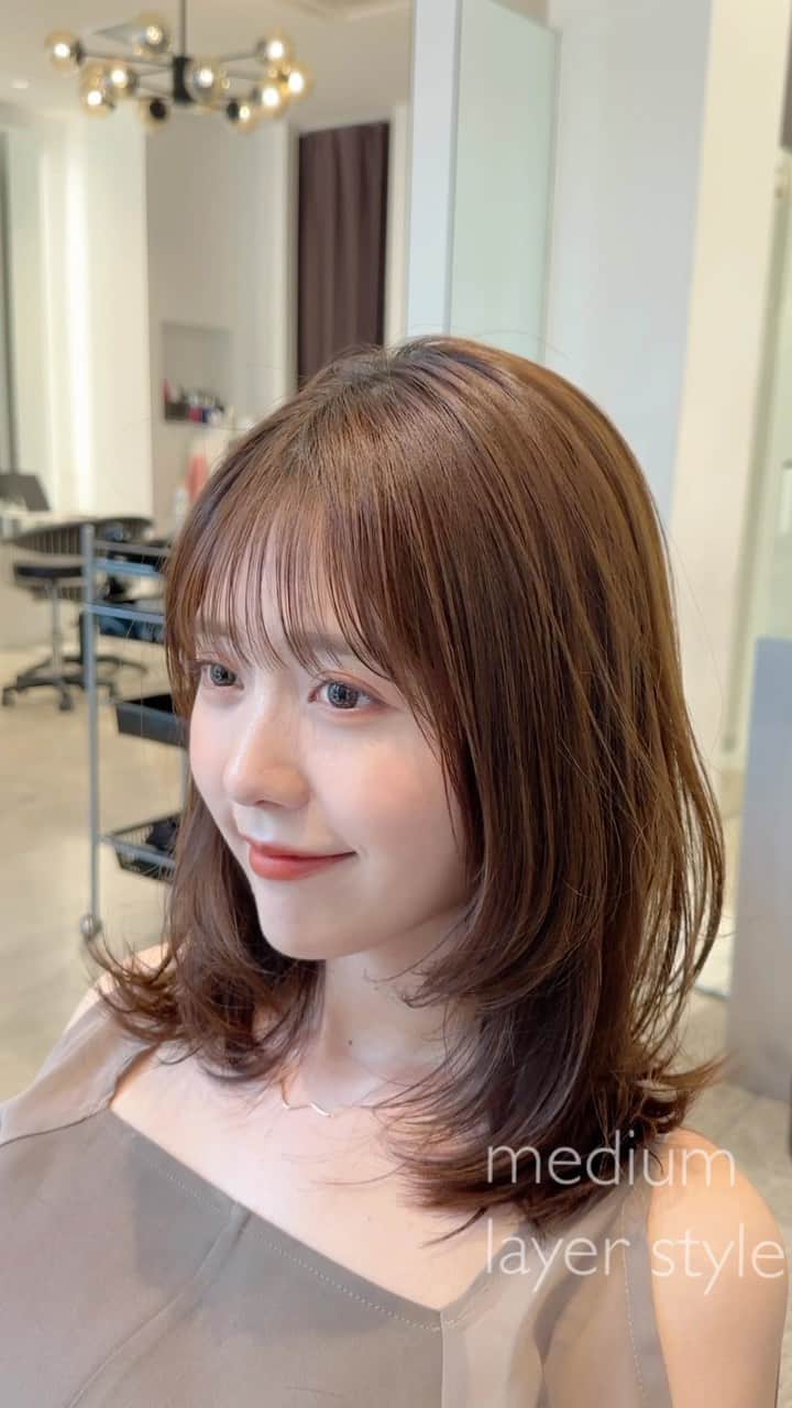 齋藤純也のインスタグラム：「ミディアムレイヤースタイル✂︎  鎖骨ラインの動きのあるヘアスタイルがこだわりです💇‍♀️ 骨格と輪郭と髪質に合わせて誰よりも似合う美しいデザインを作ります♪ 似合うヘアスタイルをお探しの方はぜひお任せください^_^  ✴︎PRICE✴︎ カット✂︎7700円 カラー✂︎7700円  カットなしの場合シャンプーブロー料金+2200円 カラーはトリートメントin処方で圧倒的な艶感と手触りをプラスします。 ブリーチor3Dハイライト施術はプラス7700円です。 パーマ✂︎7700円 トリートメント✂︎種類多数によりカウンセリングで決めさせていただきます。5500円〜11000円 縮毛矯正✂︎17600円、前髪のみは6600円 ・ ネット予約が×の所もお電話かDMで時間調整できますので気軽にご連絡ください！ kelly.表参道本店　A1出口より徒歩45秒 東京都渋谷区神宮前5-2-5 JY表参道ビル２Ｆ kelly. ・ ・ ✔️群馬県伊勢崎市で出勤するスケジュールは隔週水曜日です。 群馬店は料金が異なります、お問い合わせください 群馬のご予約はＤＭまたは ホットペッパービューティーで  kelly. by L.O.G 検索✂︎ 在籍日程が少なくて申し訳ありません。 薬剤は最新のものを揃えました 群馬県伊勢崎市宮前町146-1」