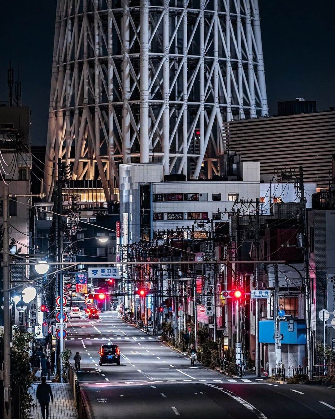 Promoting Tokyo Culture都庁文化振興部さんのインスタグラム写真 - (Promoting Tokyo Culture都庁文化振興部Instagram)「Have you ever seen the base of Tokyo Skytree up close? You’ll be amazed as you feel the immensity of its size! - 東京スカイツリーの「根元」をみなさんは見たことがありますか？ 近くで見るとより一層その大きさが感じられますね。  #tokyoartsandculture 📸: @night_photofuku  #tokyoskytree #sumidaku #東京スカイツリー #墨田区 #tokyotrip #tokyostreet #tokyophotography #tokyojapan  #tokyotokyo #culturetrip #explorejpn #japan_of_insta #japan_art_photography #japan_great_view #theculturetrip #japantrip #bestphoto_japan #thestreetphotographyhub  #nipponpic #japan_photo_now #tokyolife #discoverjapan #japanfocus #japanesestyle #unknownjapan #streetclassics #timeless_streets  #streetsnap #artphoto」7月3日 21時51分 - tokyoartsandculture