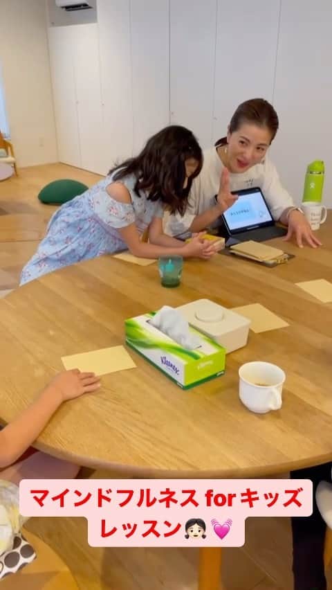 桑原りさのインスタグラム：「マインドフルネス for キッズ🧘‍♀️  「心がおちついた👧🏻」 「イライラした時にやってみる🧒🏻」  と、マインドフルネス瞑想後に子どもたちが呟いたのには驚きました、笑。  ちびっ子たちもストレスと共に生きているのでしょうね。すぐに効果を感じてくれたよう✊  英語の歌でヨガを創作してみたら、みんなノリノリでついてきてびっくり。歌のお姉さん気分も味わえて楽しかった！  この世界を生き抜く力を伸ばすのがSEL(＝社会的情動的学習)と言われていて、OECDでも推し推し。マインドフルネスもSELに含まれています🧒🏻  頭を休めてゆっくり呼吸をする時間をとるだけでも効果を感じるはず🧘‍♀️親子でゲーム感覚でやってみるのもいいコミュニケーションになるかもしれません。  SELを始めとする専門家たちが運営する代々木アフタースクール Creo BOX! 私が信頼する仲間たちが運営しています。ご近所の方はチェックしてみてください👧🏻」