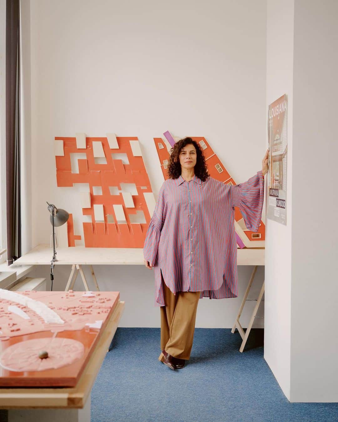 のインスタグラム：「Imagine a city with a meditation center at its heart and roofs that double as roads. Architect @anupama_kundoo, who began her career designing the experimental township Auroville in India, doesn’t have to imagine. “For me, Auroville is a laboratory where you are not just allowed to experiment, you are obliged to.” Read the interview in Issue Forty-Eight. (Photos: @_marinadenisova_)」
