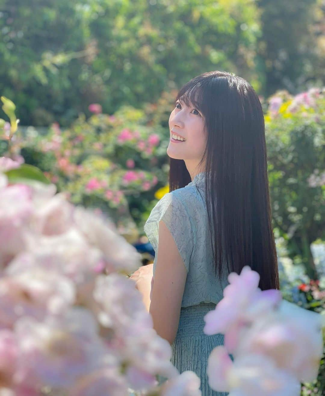 小泉里奈さんのインスタグラム写真 - (小泉里奈Instagram)「𝐑𝐨𝐬𝐞 𝐆𝐚𝐫𝐝𝐞𝐧🧚‍♀️  #ローズガーデン #横浜イングリッシュガーデン #薔薇 #バラ園 #横浜 #はなまっぷ #花のある風景 #東京カメラ部 #ファインダー越しの私の世界 #誰かに見せたい風景 #カメラ散歩 #カメラ女子 #一眼レフ #ポートレート #キリトリセカイ #rose #rosegarden #flowerstagram #japan_of_insta #flowerlovers #flowergarden #jp_portrait部 #lovers_nippon_portrait #lovers_nippon #japan_daytime_view」7月3日 21時59分 - koizumi_rina