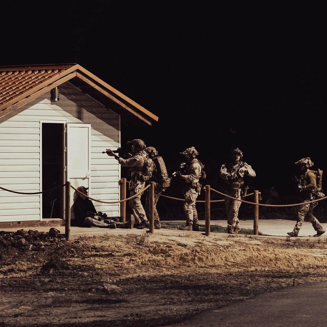 のインスタグラム：「Swift, Silent, Deadly  📍 Rota, Spain (June 13, 2023)  #Marines with Task Force 61/2.5 and @USNavy Sailors with Explosive Ordnance Disposal Mobile Unit 8 conduct a simulated nighttime raid.  Task Force 61/2.5 provides naval and joint force commanders with dedicated multi-domain reconnaissance and counter-reconnaissance capabilities.   📷 (U.S. Marine Corps photo by Lance Cpl. Emma Gray)  #USMC #BlueGreenTeam」