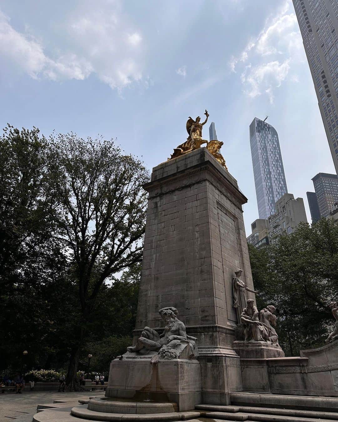 ブレッヒェ・ハイネンのインスタグラム：「New York I lived in this city for 8 years but i still feel like a tourist when I come back.  Nothing like walking to your favorite coffee shop, enjoying amazing food and seeing shows  🎭🗽🤍」