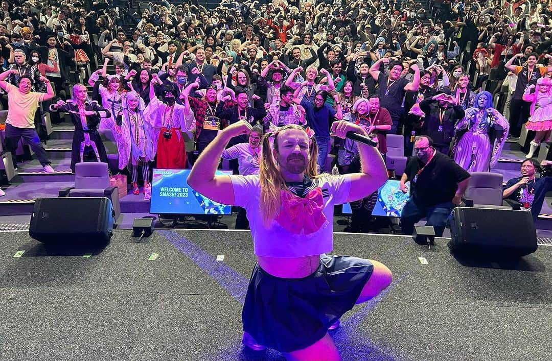 レディビアードのインスタグラム：「Aussie Aussie Aussie❗️🇦🇺❤️🐨 Thanks so much to SMASH! and everyone in Sydney who came to say hi at the convention this weekend❣️After 5 years without performing in the homeland, it felt incredible to be back💥🌟🔥  Now for a Shoey with my busted boot🥾  #ladybeard #smashcon #sydney」