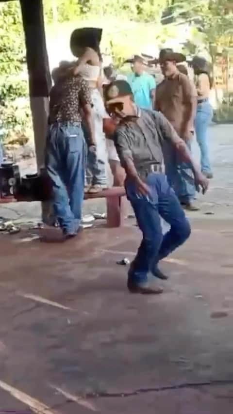 StreetArtGlobeのインスタグラム：「[insert caption here…] 😏😂💥🎶🕺🏽  Follow 👉@STREETARTGLOBE👈 for more!」