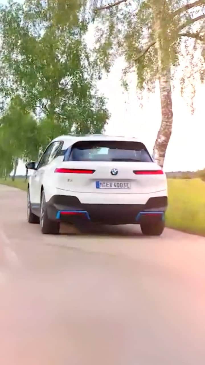 BMWのインスタグラム：「Art comes in innovation ⚡️   The BMW iX. #THEiX #BMW #iX」