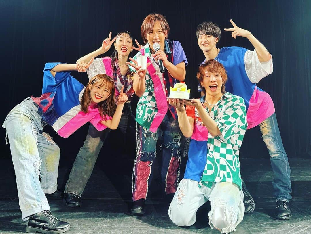 江田剛のインスタグラム：「新たな一歩を踏み出して 2周年！😆✨  という事で！！  『Tsuyoshi Eda  　2nd anniversary  　　　Special  Live』  開催致しました😚🎤✨  沢山お祝いして頂けて 本当に幸せ💜💜💜  ありがとうございました😊🥰  そして、いつも応援してくれている全ての皆様  本当にいつもありがとう😊💜💜  この先も、ずっと ステージに立ち続けたいと 思いますので👍  これからも応援のほどよろしくお願い致します😆✨👍  そして初披露致しました 【君色のしるし】 一緒に育てていこうね😁🎤  Ps けんちゃん次来てくれる時は Trust me 歌うからね！笑  #江田剛 #2周年 #新たな一歩 #ずっと #一緒 #ファミリー #えだんさー #大好き #君色のしるし #Trustme」