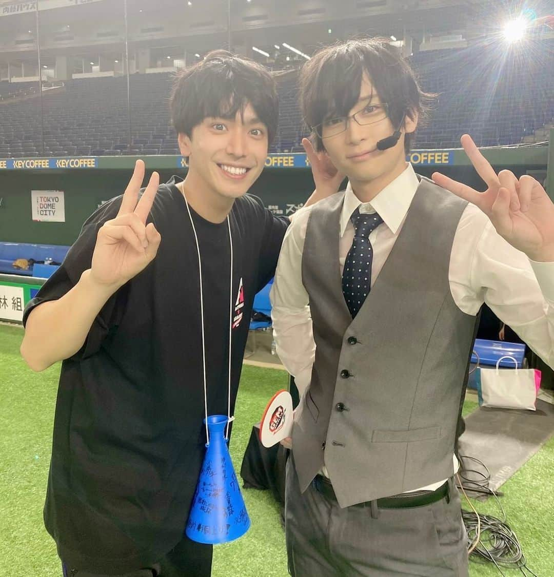 荒牧慶彦さんのインスタグラム写真 - (荒牧慶彦Instagram)「『ACTORS☆LEAGUE in Baseball 2023』 終わりましたー！！！ 東京ドームにご来場くださった方々、配信をご覧くださった皆様。 ありがとうございました✨  負けちゃったけど、めちゃくちゃ楽しかった⚾️ それに試合も夢中で応援したし とてもとても楽しかった！  この楽しさを皆さんと共有出来てたら嬉しいな。  写真は色々。 ゆうたの誕生日もお祝いしたよ。  #アクターズリーグ #ジェムスカーレッツ #荒牧慶彦 #野球 #楽しかった #誕生日 #おめでとう」7月3日 22時09分 - aramaki.yoshi