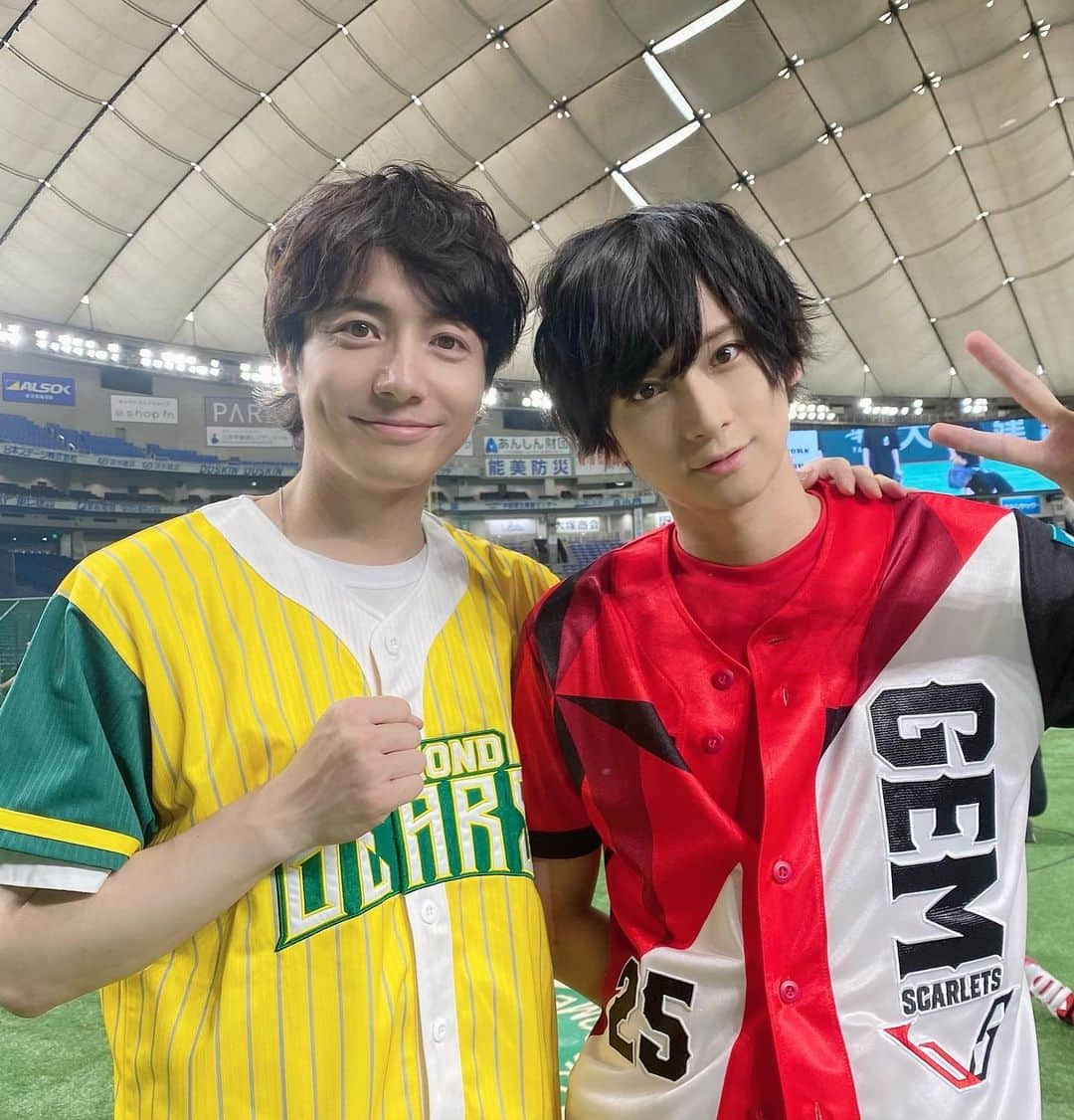 荒牧慶彦さんのインスタグラム写真 - (荒牧慶彦Instagram)「『ACTORS☆LEAGUE in Baseball 2023』 終わりましたー！！！ 東京ドームにご来場くださった方々、配信をご覧くださった皆様。 ありがとうございました✨  負けちゃったけど、めちゃくちゃ楽しかった⚾️ それに試合も夢中で応援したし とてもとても楽しかった！  この楽しさを皆さんと共有出来てたら嬉しいな。  写真は色々。 ゆうたの誕生日もお祝いしたよ。  #アクターズリーグ #ジェムスカーレッツ #荒牧慶彦 #野球 #楽しかった #誕生日 #おめでとう」7月3日 22時09分 - aramaki.yoshi