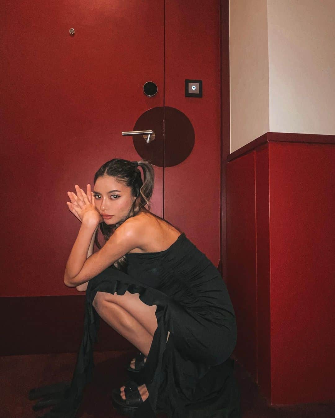 VIENNAのインスタグラム：「❣️💋💄👠🌹🍒🌶️🥊」