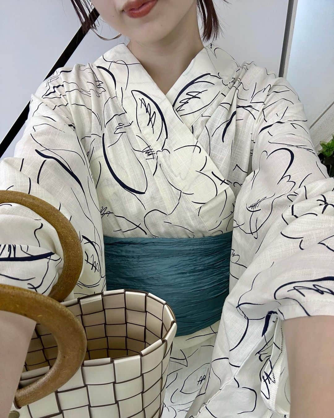 miho uesugiのインスタグラム：「Kastaneから、久方ぶりの浴衣が…！！出ます…！！ 私はこちらの柄を購入予定です☺️ 嬉しすぎる。。 ㅤㅤㅤㅤㅤㅤㅤㅤ ㅤㅤㅤㅤㅤㅤㅤㅤㅤㅤ  歴代の浴衣、持ってる方いらっしゃいますか？⭐️ （私は全部持ってます）  ㅤㅤㅤㅤㅤㅤㅤㅤㅤㅤㅤㅤㅤ 今月末、店長みんなで浴衣で納涼船に乗る予定が楽しみ！！！ ㅤㅤㅤㅤㅤㅤㅤㅤㅤㅤㅤㅤㅤ  久々に自分で着付けして、なぜか10分くらいで出来たけど下手でした…そして兵児帯の結び方も勉強します🔥  ㅤㅤㅤㅤㅤㅤㅤㅤㅤㅤㅤㅤㅤ  #浴衣#浴衣女子#Kastane_yukata #Kastane#Kastane舞浜#Kastane_ootd#骨格ウェーブ#イエベ春#コーディネート#今日のコーデ#コーデ#大人カジュアル#カジュアル#ロングヘア#オン眉#ぱっつん前髪#30代ファッション#30代コーデ#カスタネ#低身長#低身長コーデ#夏#夏祭り#花火大会#カゴバッグ#かごバッグ#休日」