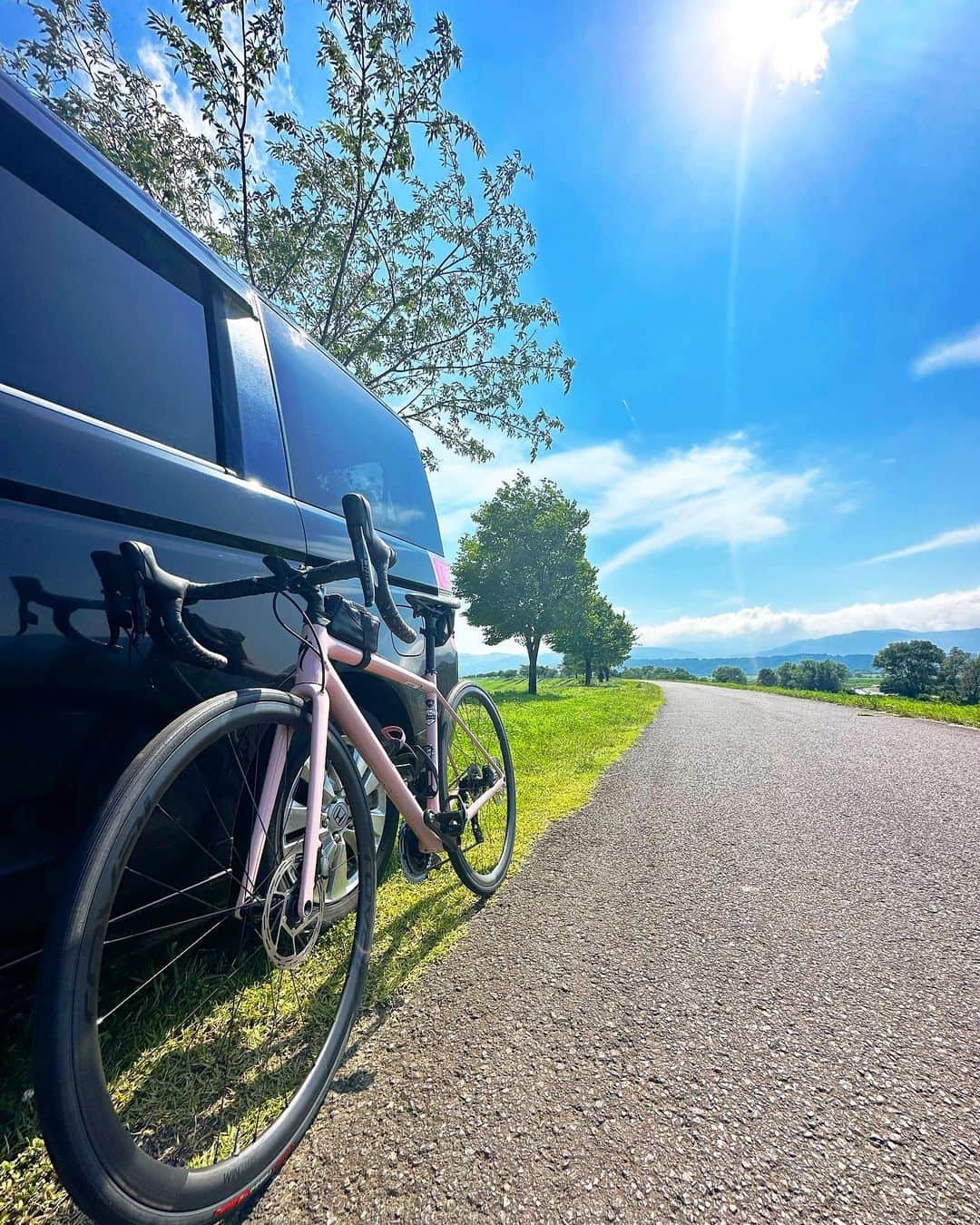 三星マナミのインスタグラム：「✴︎BIKEな日  最高な趣味🚴‍♀️💕 今日は40km   location: 長野県奥信濃  @specialized_japan  #エートス  #自転車女子」