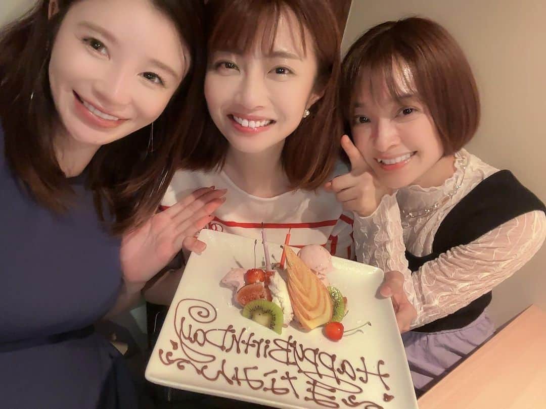 手島優のインスタグラム：「・  まなみん〜お誕生日おめでとう㊗️✨  今年もお祝いさせて貰えて嬉しい☺️  　  出会ってから長いけどまなみんから　 人の悪口とか聞いたことない！ そういうピュアな心が大好きよ❤️ これからもよろしくね🌈✨  #お誕生日　#おめでとう　#お祝い #古川真奈美　#みひろ　#友達　#感謝　#いつもありがとう　#大人になったね　#私達　#先輩　#後輩　#好き」