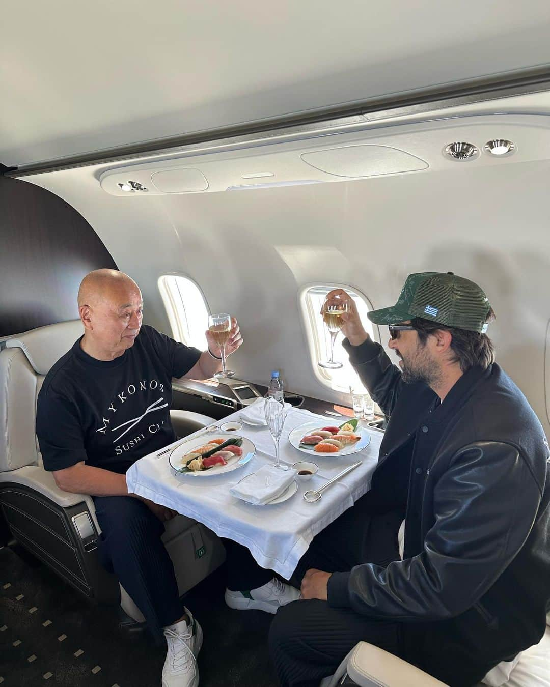 松久信幸さんのインスタグラム写真 - (松久信幸Instagram)「Mykonos to London 🍣🥂 @sushiclub @chrisstamp @vistajet #sushiinthesky with @therealnobu #nobuinthesky」7月3日 22時21分 - therealnobu