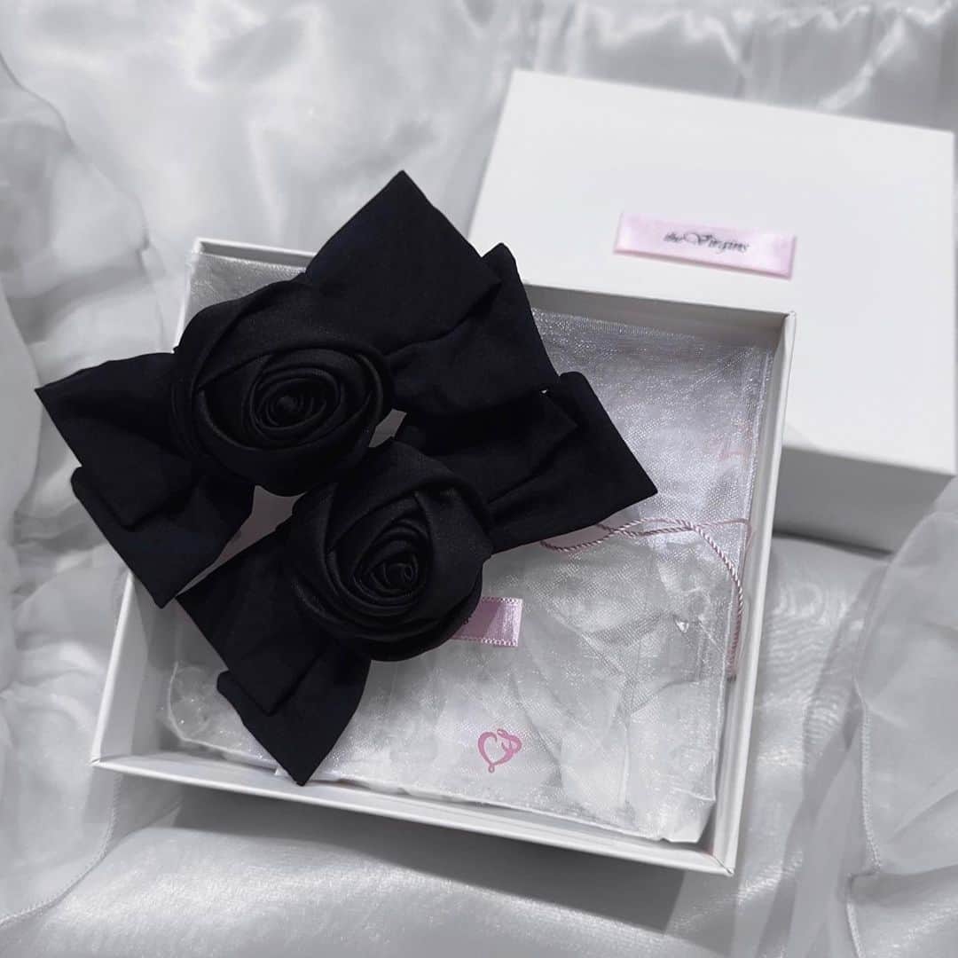 白雪姫乃さんのインスタグラム写真 - (白雪姫乃Instagram)「.  黒薔薇は流石に、買わねば… と、 新宿伊勢丹に行きPOPUPで手に入れた とっても可愛い黒薔薇おリボンさんです」7月3日 22時23分 - heav_en_ly