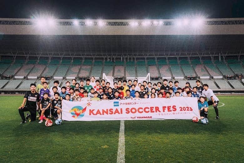 池田愛恵里のインスタグラム：「KANSAI SOCCER FES2023⚽️ 第2回開催の今回もMCを担当させていただきました！  田中裕介さんの想いのこもったこのイベント🔥  ゲスト講師の佐藤寿人さん、瀬古歩夢選手、田中さんが 本気で120％で熱く楽しく子供達と接していて、 今回も素晴らしい空間でした👏  参加した子供達やボランティアのみなさん含めて、 あの場所にいた全ての人をリスペクトしながら 楽しませていただき、 私にとっても刺激的な時間でした！  子供達が口にしていた 「サッカー人生の中で今日が1番楽しい！」って、 あれ本心なんだろうなぁ…と思います😊  ちなみに、個人的には久々のヤンマースタジアム長居で、 そこもテンションが上がったポイントでした🏟  控室がサッカー中継のリポーターを担当していた時の 思い出深い部屋で、 懐かしくて写真も撮ってもらいました🙂📸  本当に素敵なイベントに今回も関わらせていただき とても光栄でした！ #kansaisoccerfes」