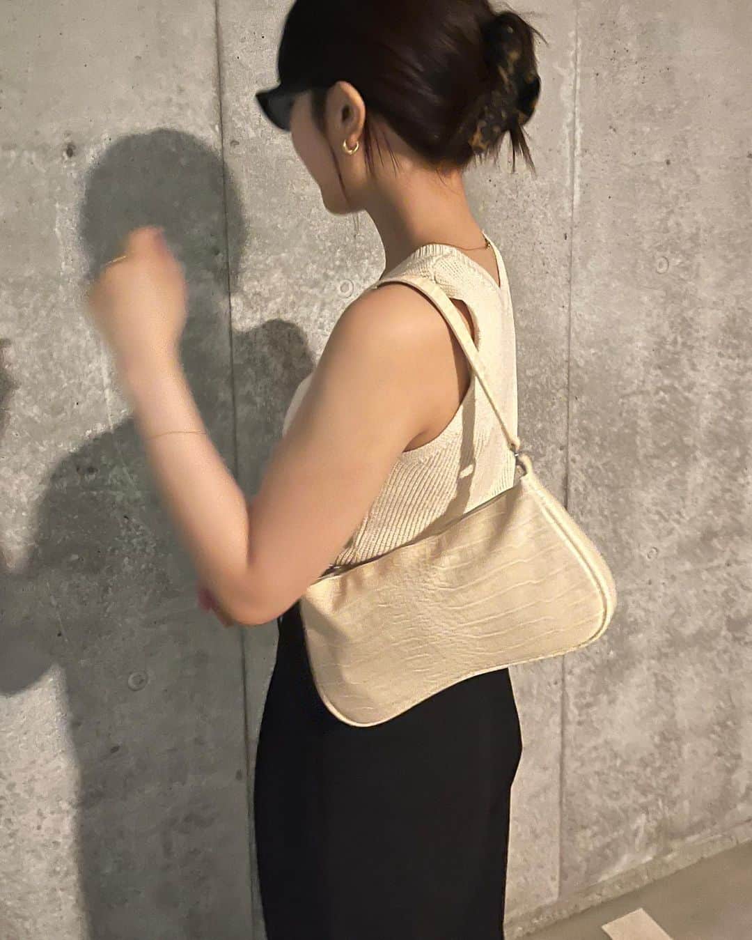 内山愛さんのインスタグラム写真 - (内山愛Instagram)「👽✨  タンクトップにパンツは夏の制服です~ ぷにった腕も今となっては好きなパーツ🤍自分を愛していこ🤍」7月3日 22時28分 - ai_uchiyama