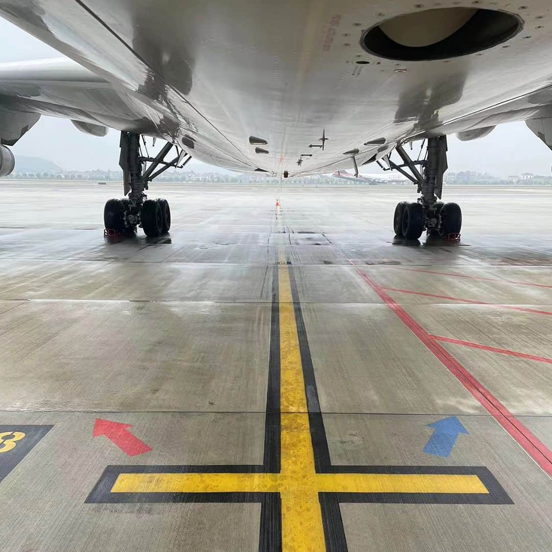All Nippon Airwaysのインスタグラム：「Thanks to our team at HGH for this rare under-the-plane view ✈️ #CrewView」