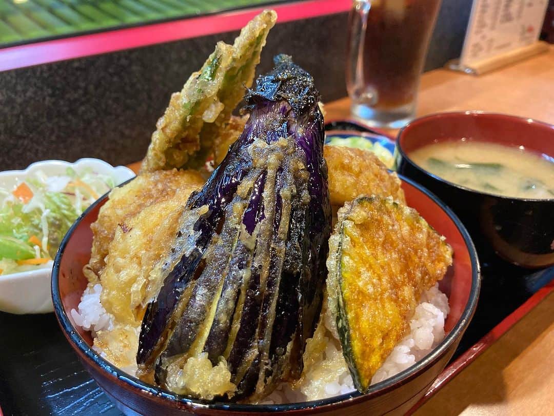 浜亮太さんのインスタグラム写真 - (浜亮太Instagram)「群馬県前橋市の老舗【富士ホール】にて本日の御通し！  海鮮丼 天丼3150‼️  ダイエット失敗‼️  #浜亮太  #前橋  #富士ホール #海鮮丼 #天丼 #3150」7月3日 22時30分 - hama.2964