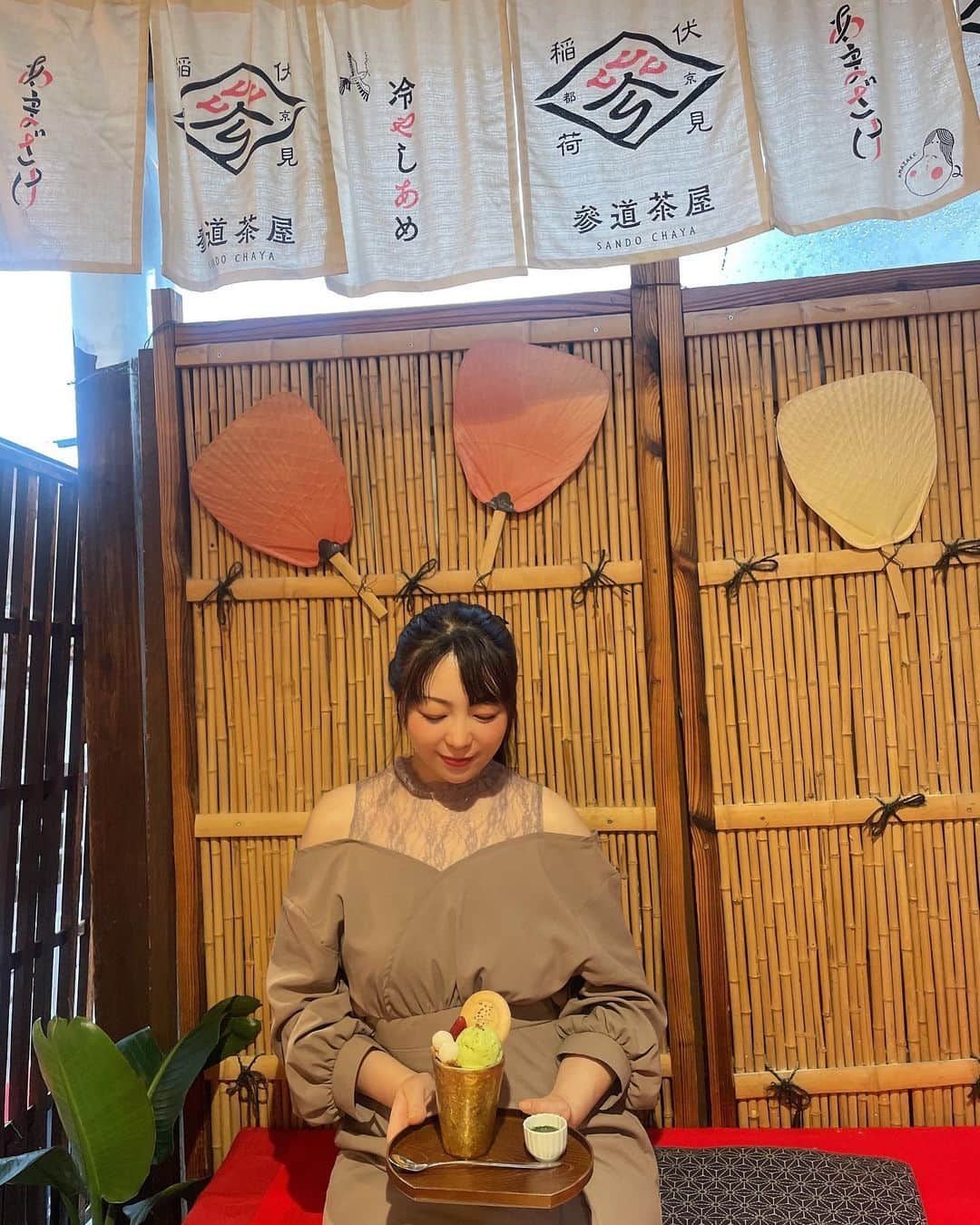 小川理子のインスタグラム：「半年ぶりの伏見稲荷⛩️ 前回来たときに、素敵なお茶屋さんがあるなーと思ってたの☺️ついに「伏見稲荷 参道茶屋」へ  店内は和風のお茶屋さんらしい明るい雰囲気で、お客さんたちも楽しそうだった♡  『参茶パフェ〜抹茶みつを添えて〜 コーヒーセット』をまったりいただきつつ、外の雨の音をきいて、、癒しの時間を過ごしたよー✨  抹茶アイスの他にバニラアイス🍨 抹茶ムース、ブラウニーなどに もなか、白玉🤤盛りだくさんなのに、飲み物みたいにすぐ食べれちゃった♡ホットコーヒーがよくあいますね🤤  私、あまざけも大好きで、気になった！ 次回伏見稲荷に行く時は飲まなきゃ⛩️  PR 伏見稲荷 参道茶屋 @sando_chaya #参道茶屋 #京都カフェ #伏見稲荷カフェ #京都スイーツ #京都甘味 #伏見グルメ #伏見スイーツ #京都カフェ部 #伏見稲荷グルメ #抹茶パフェ #パフェ大好き #fushimiinaricafe  #kyotocafe」