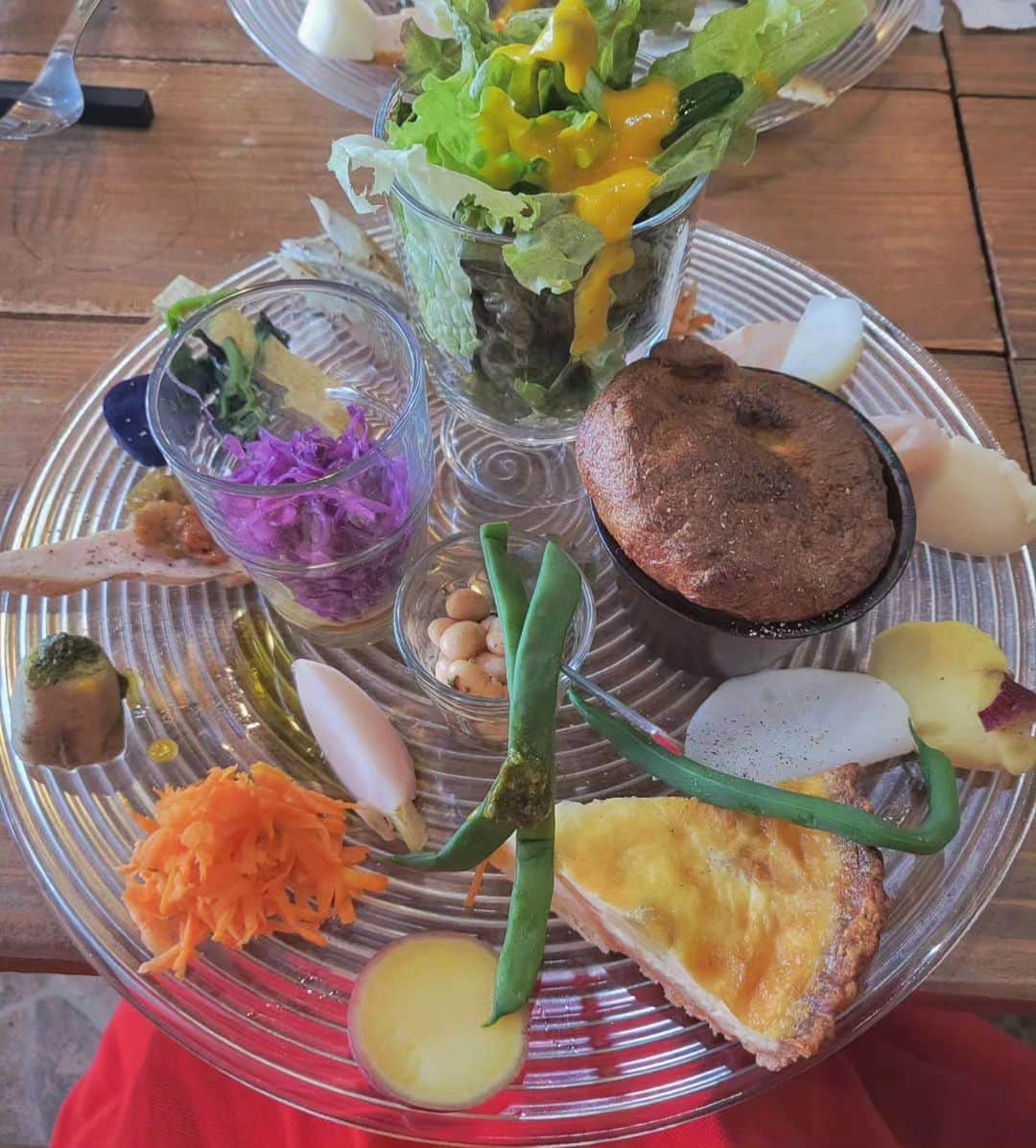 早川真生のインスタグラム：「🥬🍅🌽🥒🍆 ⁡カラダが喜んでた🫶⁡ ⁡⁡ ⁡梅雨の時期ってめちゃくちゃむくむ、、⁡⁡ ⁡⁡ ⁡⁡ ⁡⁡ ⁡⁡ ⁡⁡ ⁡ ⁡⁡ ⁡#野菜 #ランチ #サラダ #家庭菜園 #vegetables #トマト #夏野菜 #ベジバリア #無農薬 #lunch #カフェ #vegetable #cafe #野菜料理 #有機野菜」