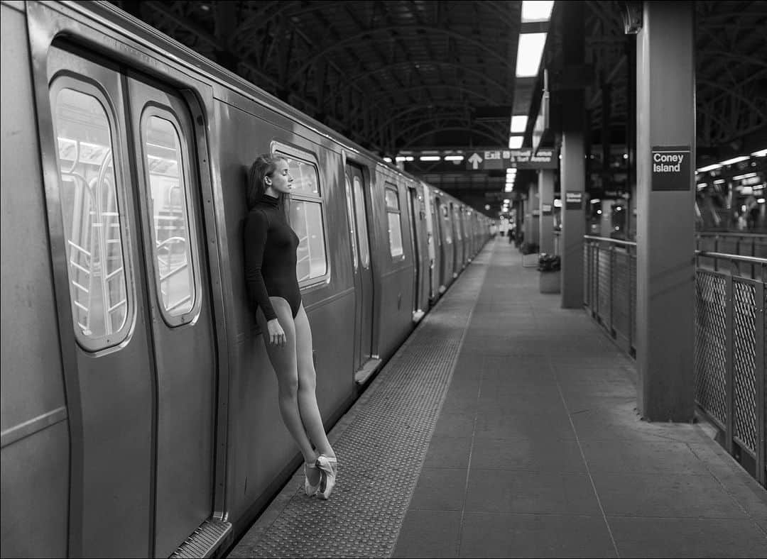 ballerina projectさんのインスタグラム写真 - (ballerina projectInstagram)「𝐌𝐞𝐥𝐢𝐬𝐬𝐚 𝐂𝐡𝐚𝐩𝐬𝐤𝐢 at the Coney Island subway station in Brooklyn.   @ballerinachi #melissachapski #ballerinaproject #coneyisland #brooklyn #newyorkcity #mta #subway @wolford #wolford   Ballerina Project 𝗹𝗮𝗿𝗴𝗲 𝗳𝗼𝗿𝗺𝗮𝘁 𝗹𝗶𝗺𝗶𝘁𝗲𝗱 𝗲𝗱𝘁𝗶𝗼𝗻 𝗽𝗿𝗶𝗻𝘁𝘀 and 𝗜𝗻𝘀𝘁𝗮𝘅 𝗰𝗼𝗹𝗹𝗲𝗰𝘁𝗶𝗼𝗻𝘀 on sale in our Etsy store. Link is located in our bio.  𝙎𝙪𝙗𝙨𝙘𝙧𝙞𝙗𝙚 to the 𝐁𝐚𝐥𝐥𝐞𝐫𝐢𝐧𝐚 𝐏𝐫𝐨𝐣𝐞𝐜𝐭 on Instagram to have access to exclusive and never seen before content. 🩰」7月3日 22時35分 - ballerinaproject_