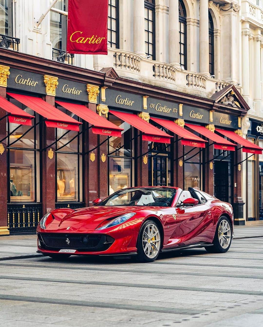 CarsWithoutLimitsのインスタグラム：「Rosso Fuoco 812 GTS  📸 @tfjj   #carswithoutlimits #ferrari #812gts #ferrari812 #ferrari812gts #v12」