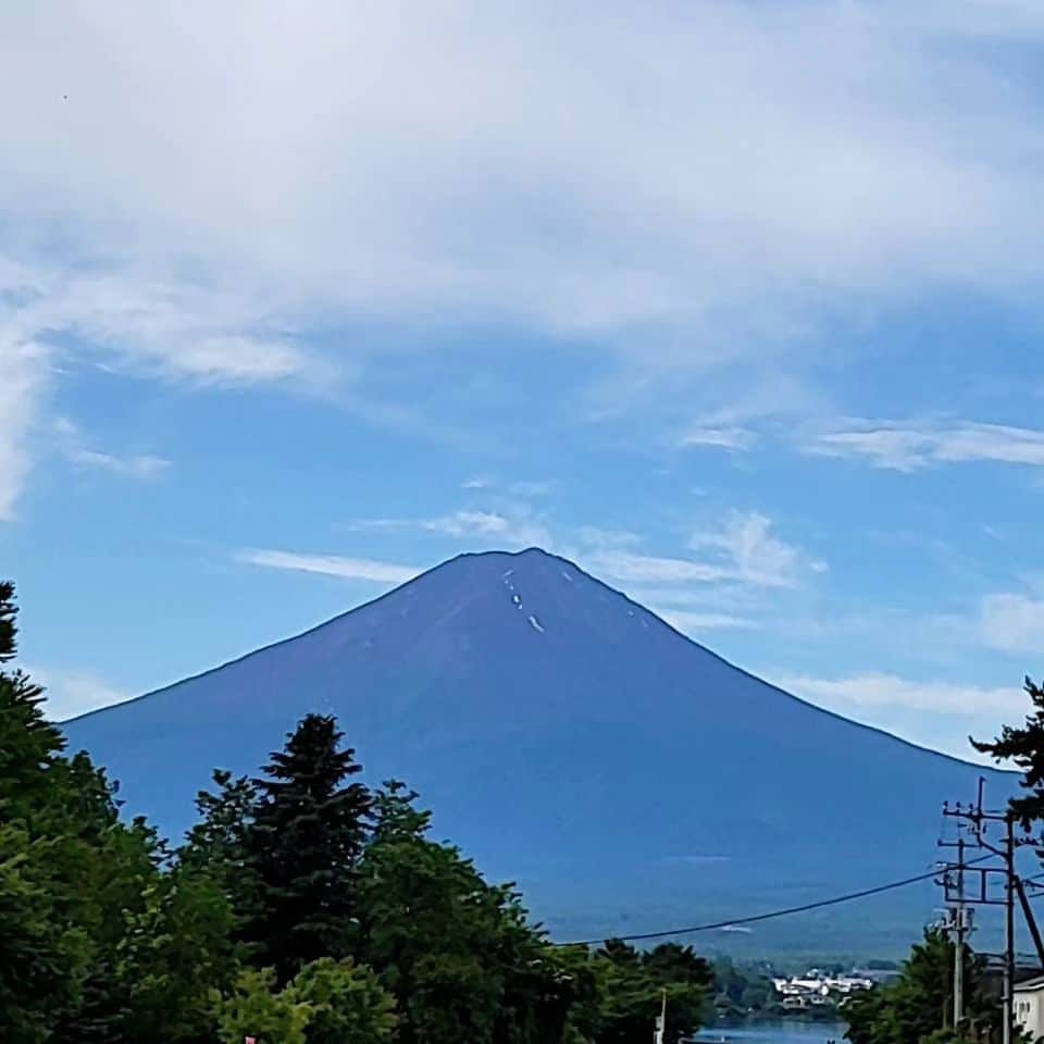 綾小路きみまろさんのインスタグラム写真 - (綾小路きみまろInstagram)「綾小路きみまろです。 今日の #富士山 #蓮の花 河口湖も日中は暑いですが、 きっと東京よりは少し過ごしやすいはす！ 明日もよいお天気になりますように。  #綾小路きみまろ」7月3日 22時38分 - ayanokojikimimaro_official