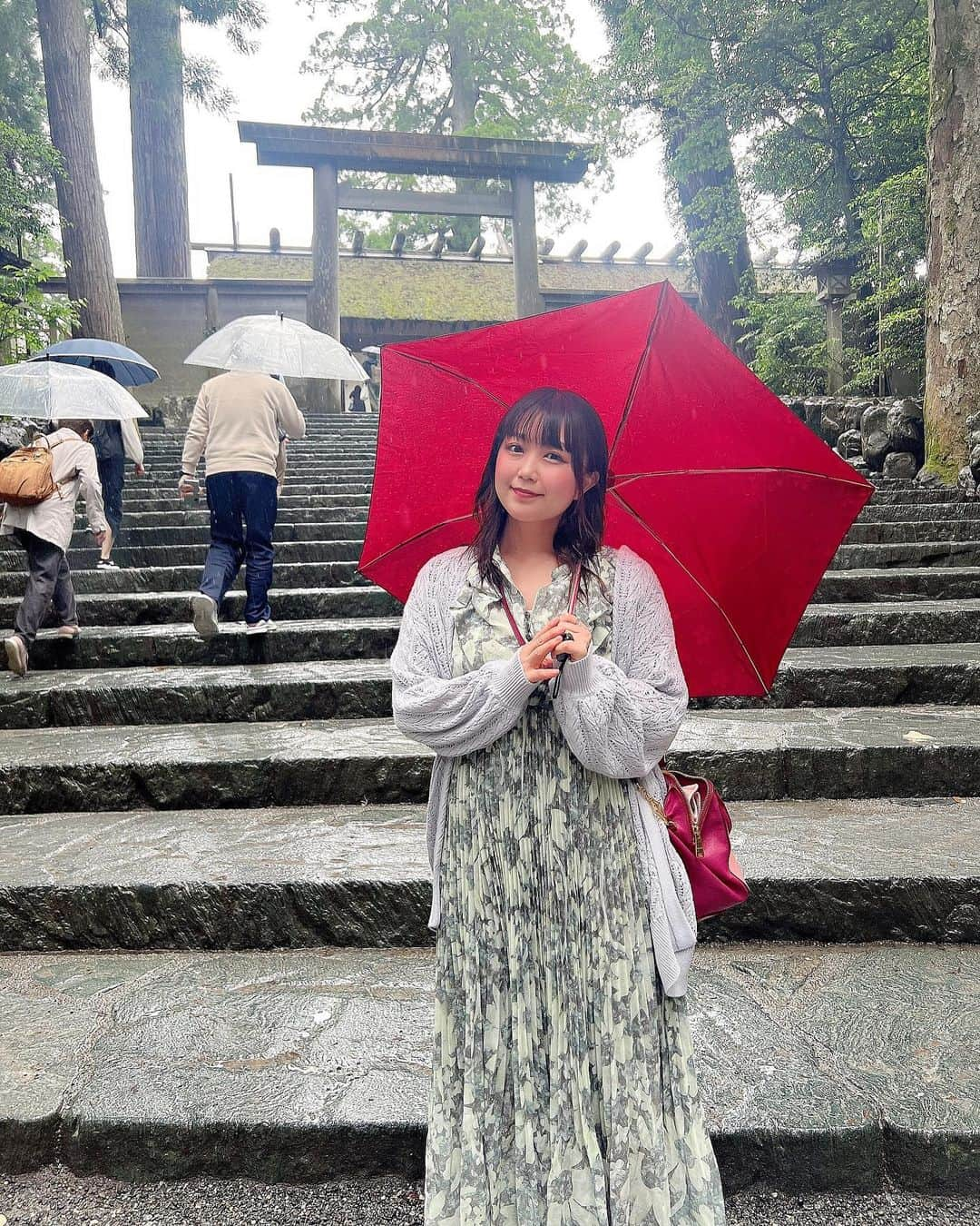 嶋梨夏さんのインスタグラム写真 - (嶋梨夏Instagram)「伊勢神宮への朔日参りの時間帯は雨が降ってました⛩雨の日のパワースポットも、体にパワーが染み込む気がして大好きです☺️✨✨ . . . . . #被写体 #お仕事依頼受付中 #おでかけ #三重県 #伊勢 #伊勢神宮 #パワースポット #パワースポット巡り #寺社仏閣巡り #朔日参り #彼女感 #アラサー女子 #平成元年生まれ #150cm #ファインダー越しの私の世界 #ポートレート #ポートレート撮影 #女優 #actress #photooftheday #JAPAN #japanesegirl #instagood #followme #ricashima #嶋梨夏」7月3日 22時39分 - shimarica_jp