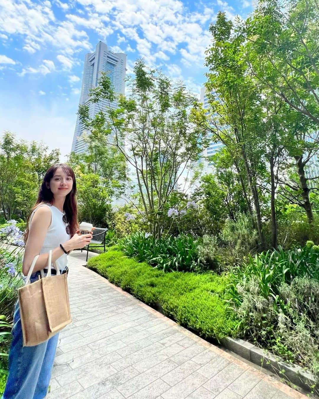 ロジャース里奈のインスタグラム：「. 気づいたら2023年 前半終わって7月だねー🌞 . . もうすぐ夏休みだし 夏休み入ってから どう過ごそうとか もう今から考えちゃう🤔 . . 季節の変わり目で 夏風邪流行っている みたいだからみなさんも お気をつけください🫶✨ . . #markisminatomirai  #yokohama #mm21 #娘カメラ」
