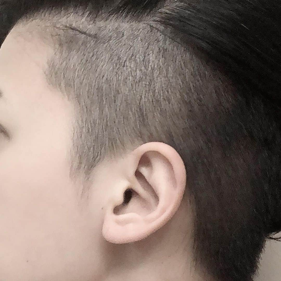 岡田育さんのインスタグラム写真 - (岡田育Instagram)「2 months since the last professional haircut. (new to old with #francismcdormand ) #selfcuthair #clippercut  . 最後にプロに髪切ってもらって2ヶ月。さすがに背面が誤魔化せなくなってきたのでそろそろまた予約入れる。しかしこれは化粧の難しさと同じだなー、男子たち毎日ちゃんとヒゲ整えててえらい。 #セルフバリカンの限界 #ゾリ子」7月3日 22時51分 - okadaic