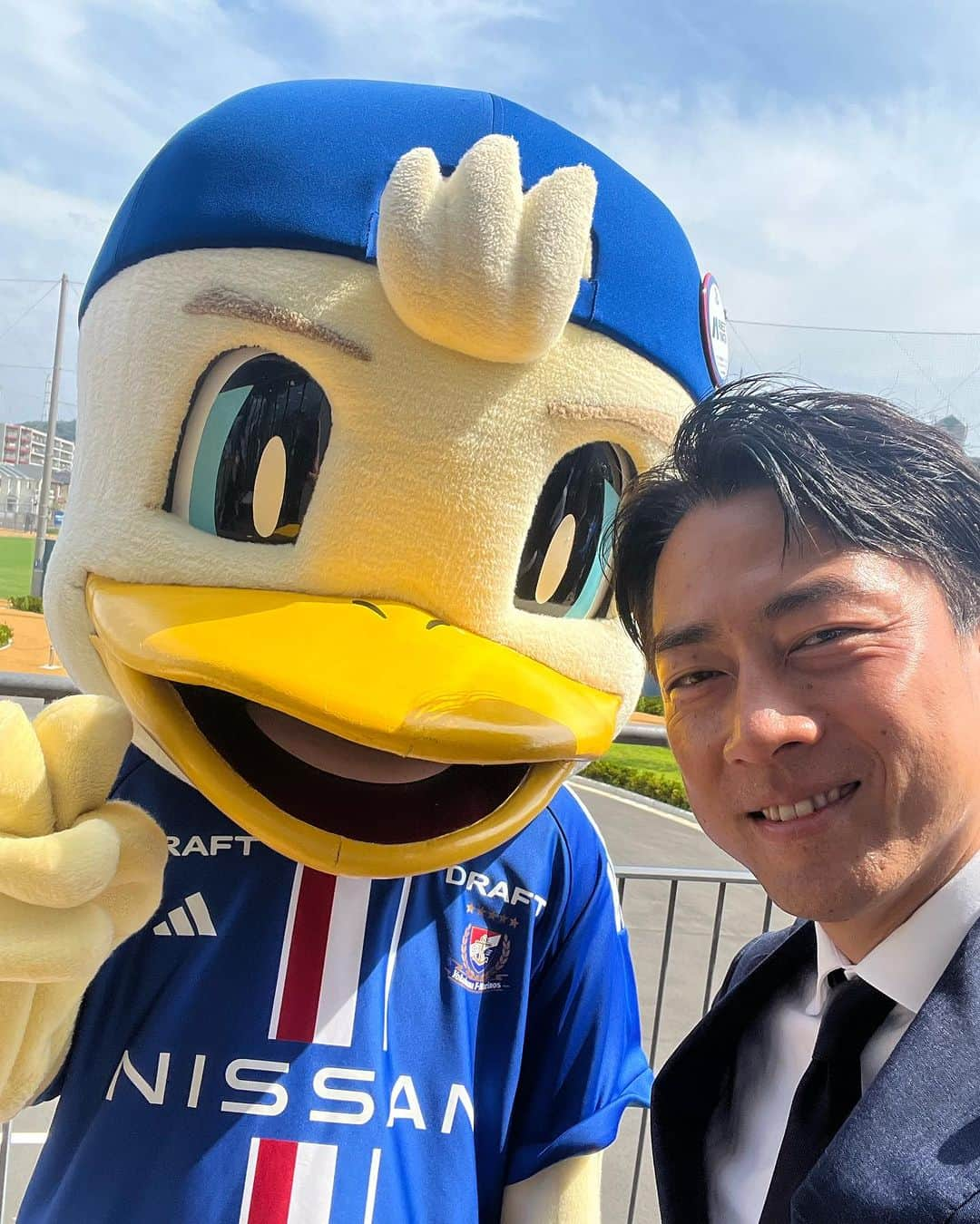 小泉進次郎さんのインスタグラム写真 - (小泉進次郎Instagram)「F・マリノスカレー、ついに完成、販売開始です。  今日は久里浜のクラブハウスで試食会でしたが、ピリ辛で夏にピッタリのカレーでした。海軍カレーの街・横須賀に新たなカレーが参戦です。  #横須賀 #久里浜 #fマリノス  #カレー #よこすか海軍カレー #ピリ辛  #夏にぴったり  #小泉進次郎 @sassa_yukka」7月3日 22時51分 - shinjiro.koizumi