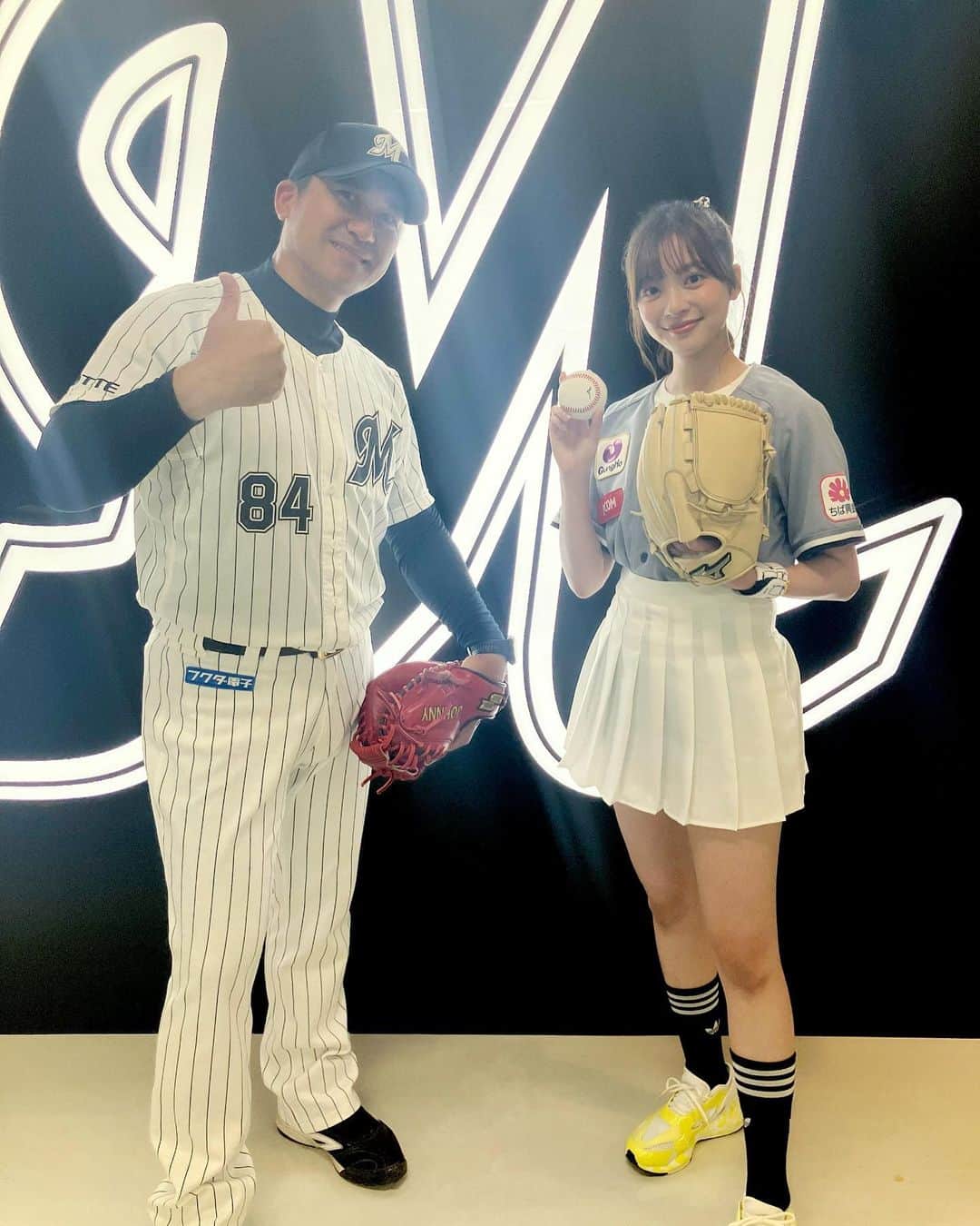 菊池柚花のインスタグラム：「. . . 昨日、ZOZOマリンスタジアムにて JCOMスペシャルデー 【千葉ロッテマリーンズ vs 東北楽天ゴールデンイーグルス】の始球式を務めさせていただきました。  念願のNPBでの初始球式は、念願のZOZOマリンスタジアムで… 数々のご縁が繋がり一瞬一瞬が本当に幸せで、夢のような時間、そして空間でした。  昨日は絶好のお天気で、太陽に照らされたマウンドはより眩しくも見えました。 いざマウンドに立つと、今まで感じたことのない不思議な緊張感と高揚感を感じ、改めて神聖な場所だなと肌で感じました。  本番前には背番号54をつけるきっかけとなった、黒木知宏投手コーチにお会いすることができました。 NHKのスタジオから、次にお会いするのが聖地ZOZOマリンスタジアムになるなんて想像もしていませんでした。 ユニフォーム姿の黒木コーチは、スタジオでスーツを纏った黒木さんとは少し違い、まさに“勝負師”といった熱量を感じました。 私も思わず緊張してしまい、上手く話せなかったことを覚えています。  捕手役を務めてくださったのは、54番を背負う澤村拓一投手。 普段なかなか見ることのできないキャッチャー姿に、驚かれた方もいらっしゃったと思います。 私もその一人で、貴重な姿をしっかりと目に焼き付けました。  ワンバウンドと少し悔しさが残るピッチングでしたが、これだけの大観衆の期待を背負い、普段フィールドでプレーをする選手の皆さんは改めて凄いなと再確認することができ、尊敬の念がより一層強くなりました。  マウンドに立たせていただいたからこそ、様々な発見があり、また新たな視点で野球を見ることができる気がしています。 どこを切り取っても宝物のような瞬間を胸に刻み、今後も野球の魅力をお伝えする立場として、その経験を活かしていきたいと思います。 　 改めてこのような貴重な機会をいただき、関係者の皆様に心より感謝申し上げます。 また黒木さん、澤村投手、事前にアドバイスをくださった小早川さん、当日お会いした際に励ましの言葉をくださった井口さん、投球練習に付き合ってくださった方々、事務所の皆さん、全ての皆さんに感謝したいです。  そして何より応援してくださった皆様、暑い中現地で見守って下さった方、配信を見ながらエールを送ってくださった方、ありがとうございました！ 皆さんのおかげで、“魂”を込めたピッチングができたと思っています。  最後になりますが、黒木さんから、“球縁”という素敵な言葉を教えていただいただきました。 これからも野球を通じてのご縁を大切にしていこうと心に誓いました。」
