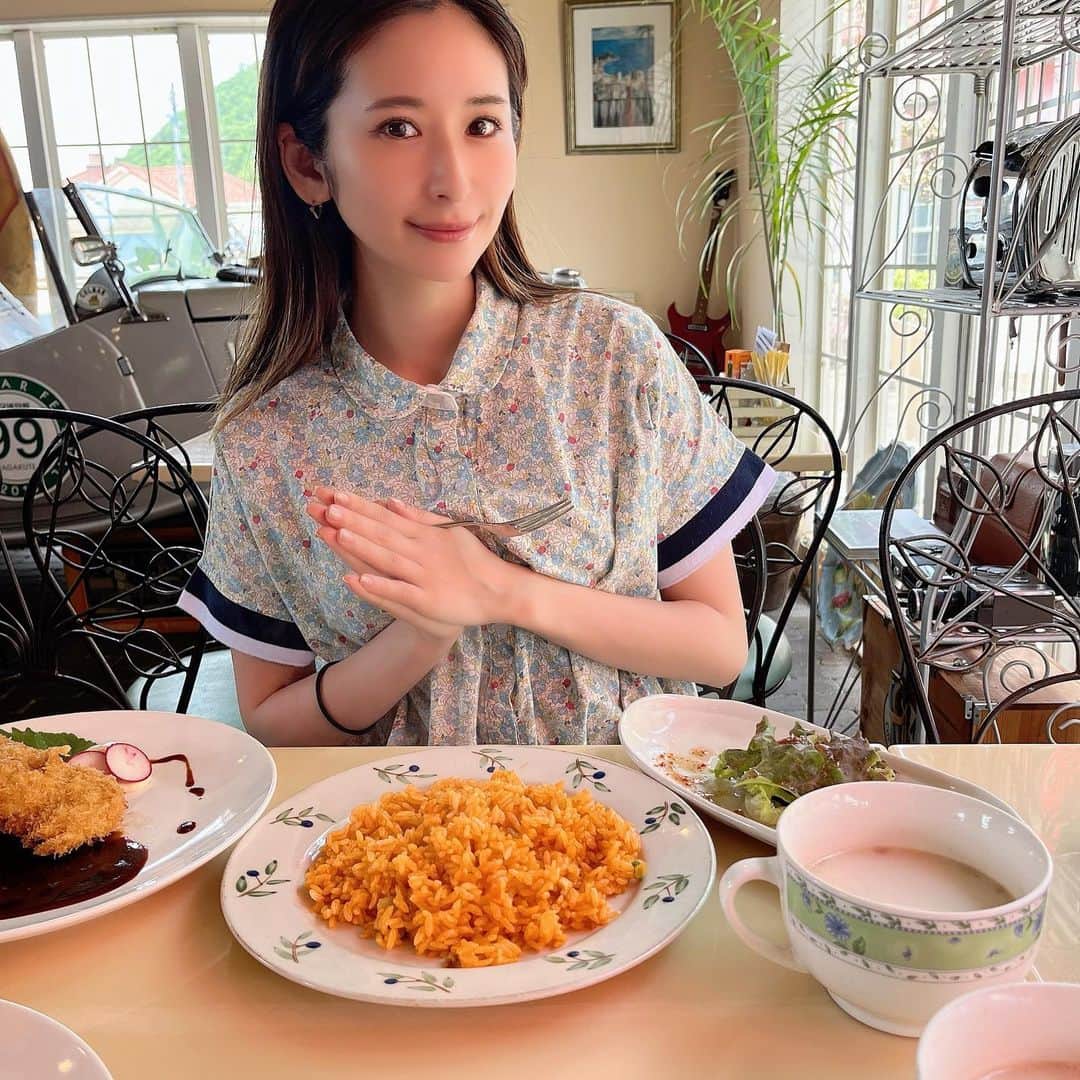 有馬綾香のインスタグラム：「鈴鹿サーキットから実家に帰ったので ママとランチを食べに行って来ました🍝 往復約3時間運転🚗💨  自然の中にあって、外観も店内も可愛いお店💚 このランチ、ドリンクもデザートも付いて1200円⭕コスパ凄い😂 東京じゃ考えられない…！  あ、久々ブランコ乗りました🤟」