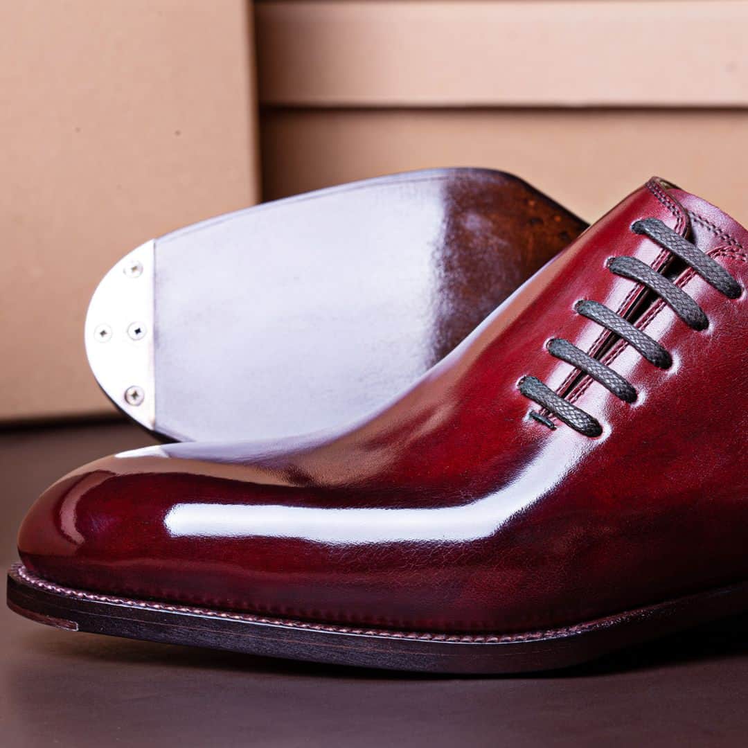 サンクリスピンのインスタグラム：「We dare to distinguish ourselves so that you may too. Set yourself apart in Saint Crispin's.​​​​​​​​​ Our side laced Oxford - model 701.  #shoes #handmadeshoes #madetoorder #mtoshoes #bespokeshoes #handwelted #shoeporn #madebyhand #shoestagram #agentlemanschoice #onlyforgentlemen」