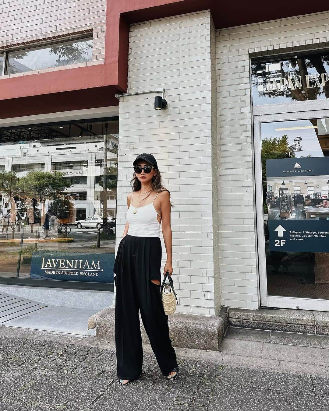 esutoreja_risaribonのインスタグラム：「ほんと可愛すぎない？？😮‍💨😮‍💨😮‍💨 背中ゴム紐で自由にアレンジ可能でウエストのキツさもゆるさも背中の紐で調整できますよ❣️  そしてサイドにスリットが夏らしく可愛いパンツなんでございます😮‍💨 サラサラとした生地でシワになりにくく とても涼しいです🥴 丈は長めでボーイズパンツ風です🫡 .  .  .  . @esutoreja  5日20:00〜販売です☀️ . 明日もインスタライブやるのでたっぷり見てください👸 .」